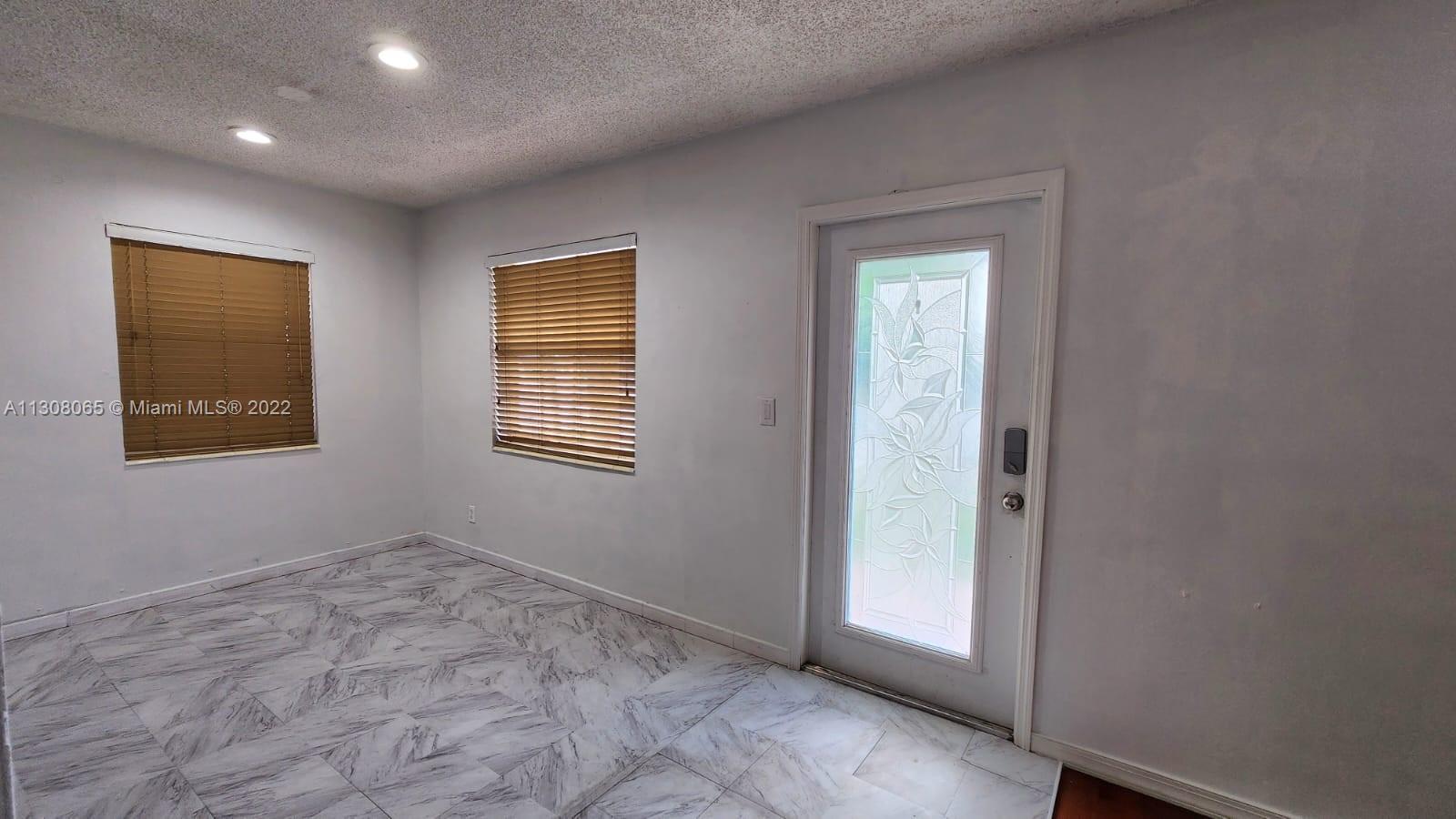 700 W 39th St Unit: 700