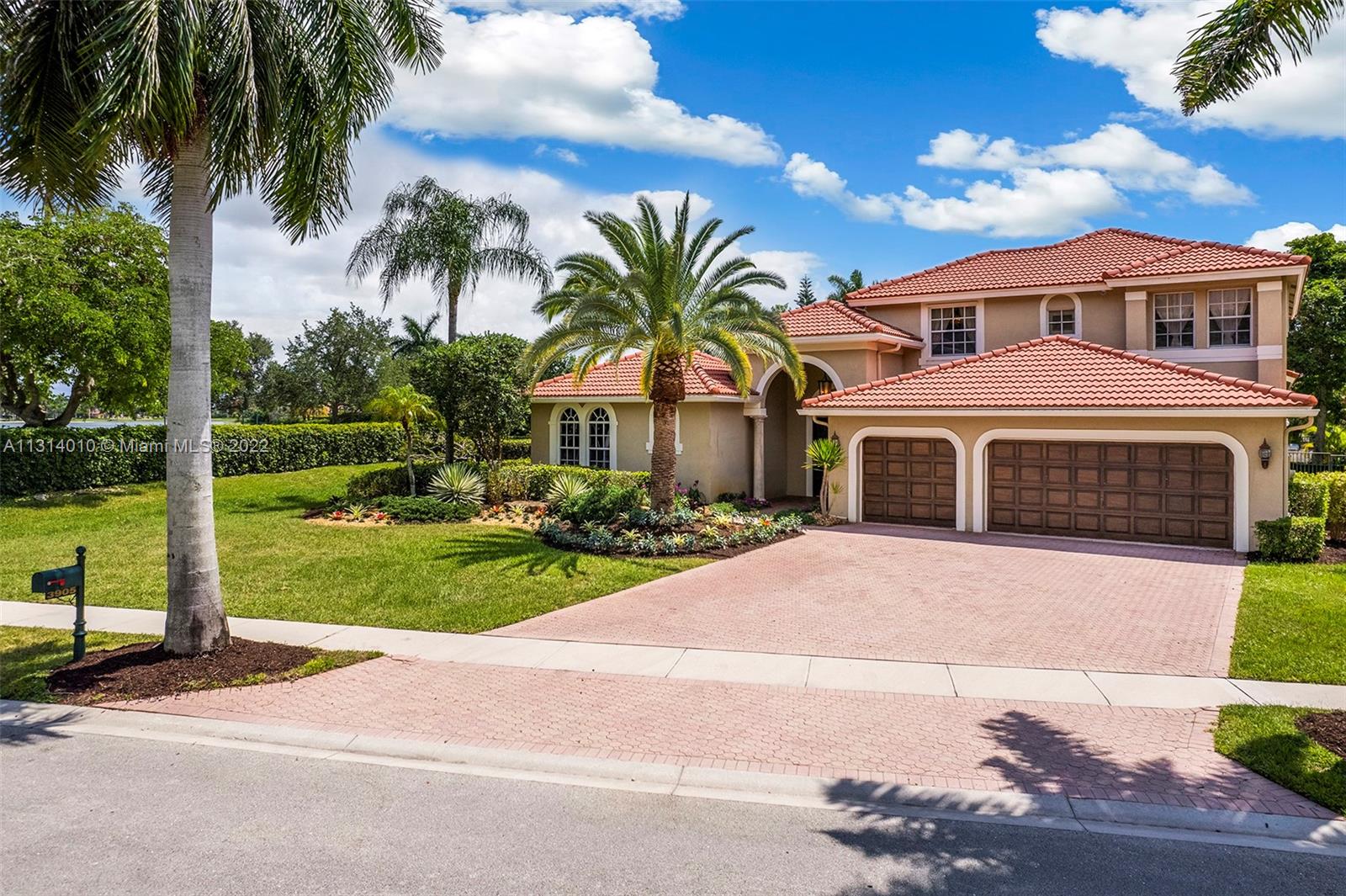 3905 SW 185th Ter
