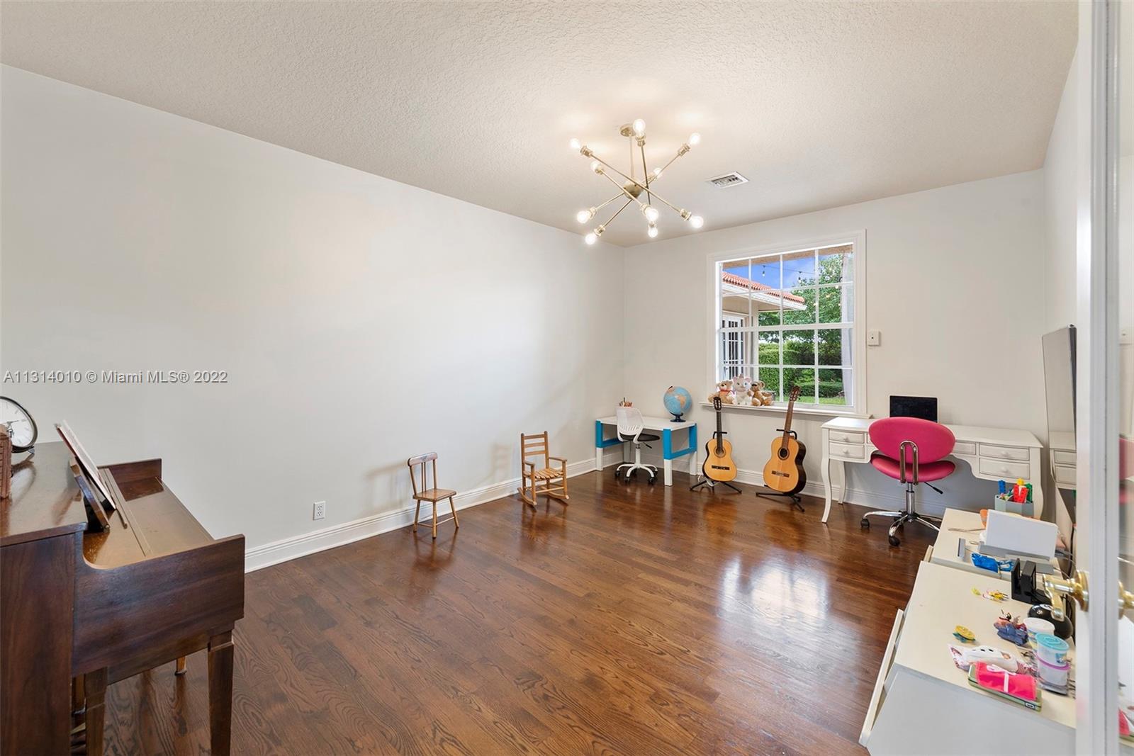 3905 SW 185th Ter