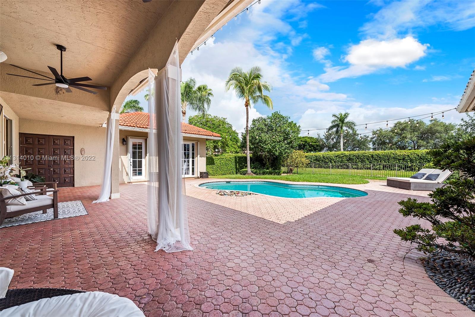 3905 SW 185th Ter