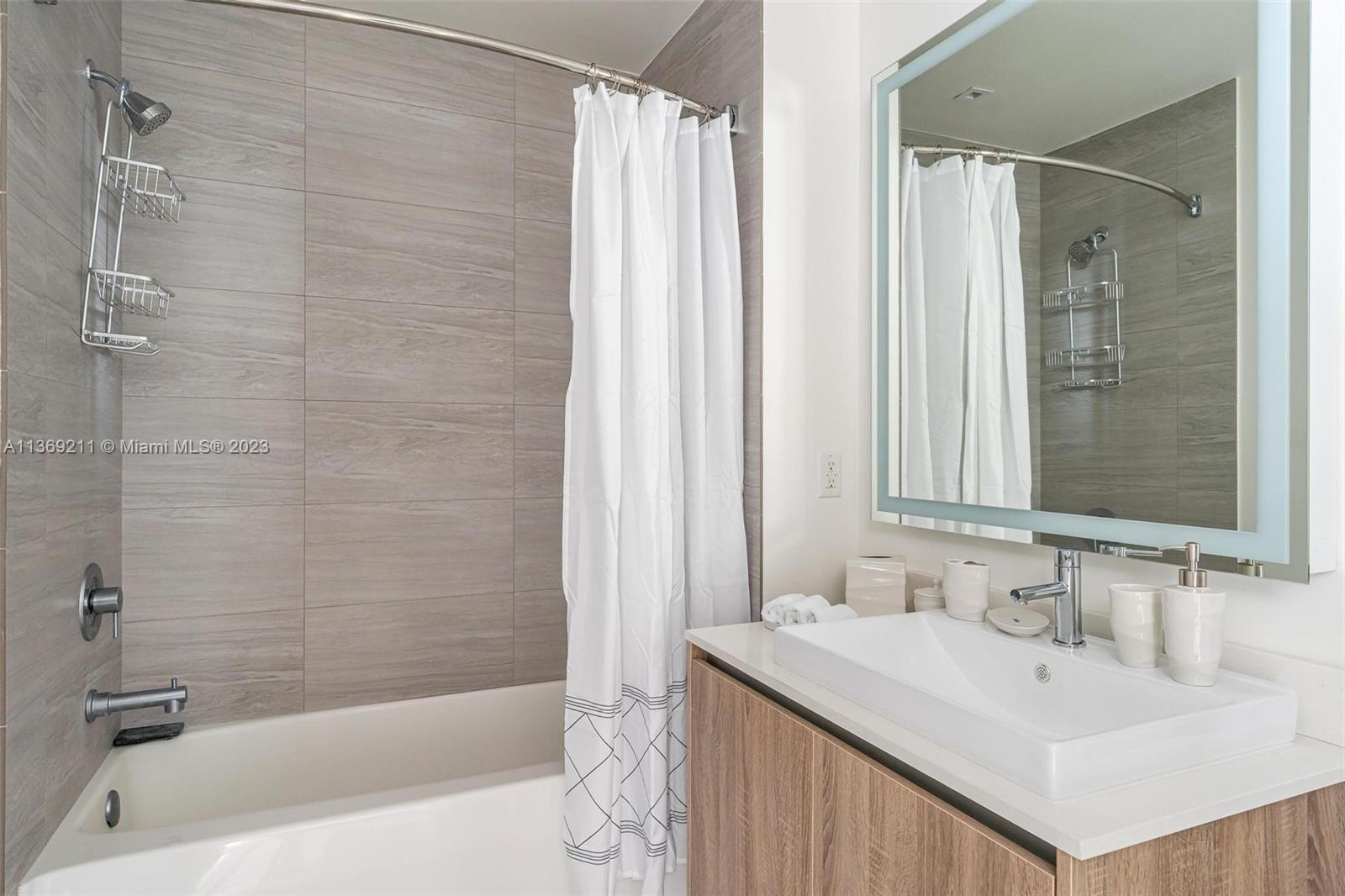 2960 NE 207th St Unit: 803