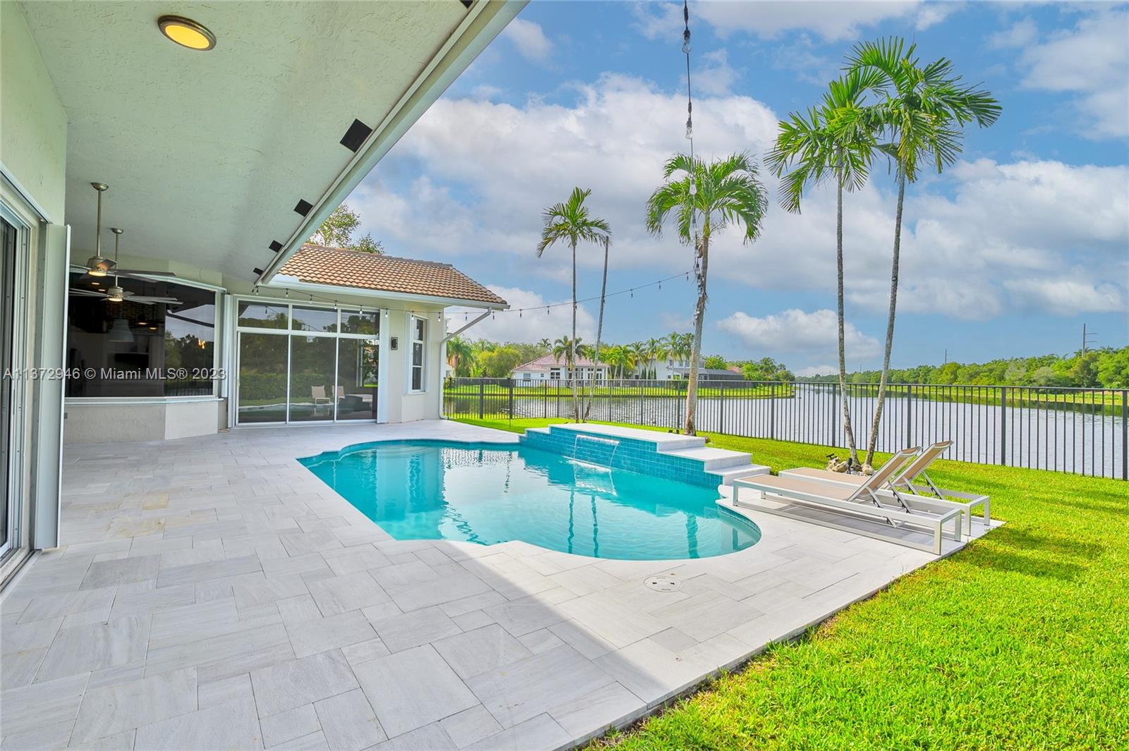 2717 Edgewater Ct