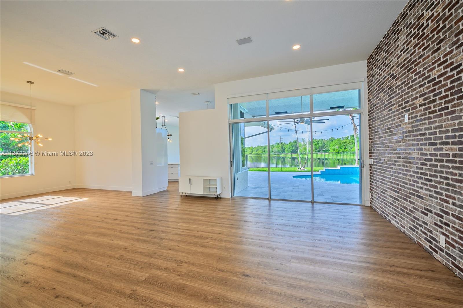 2717 Edgewater Ct