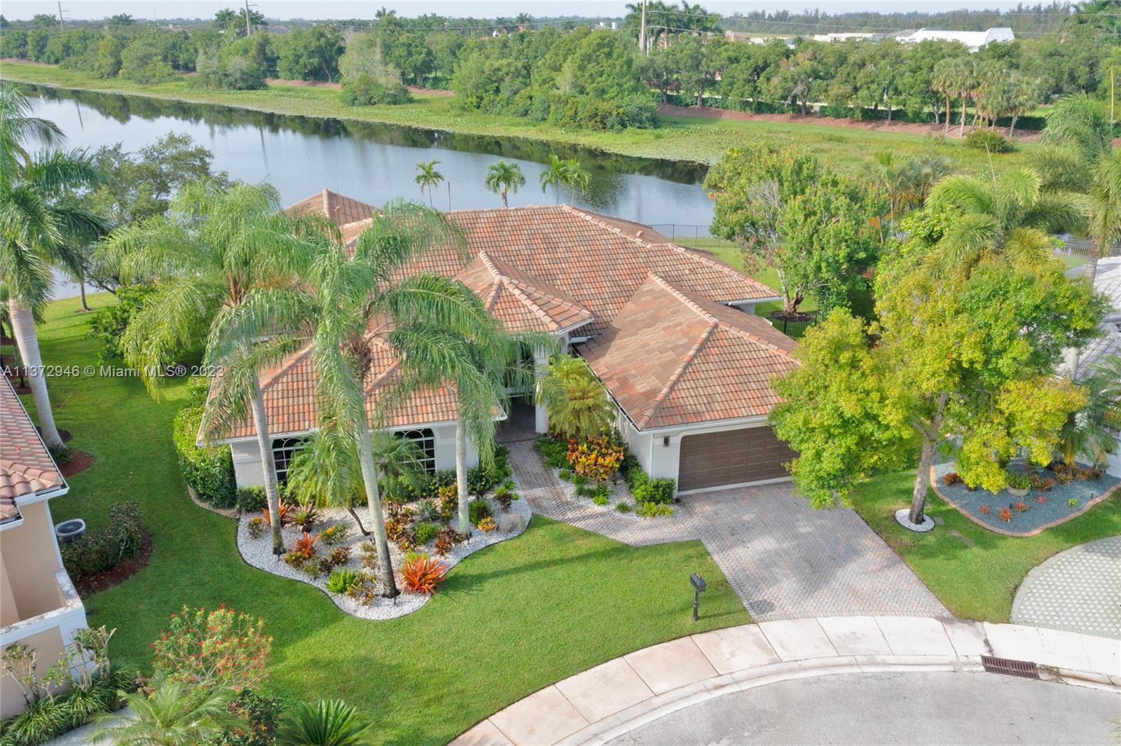 2717 Edgewater Ct