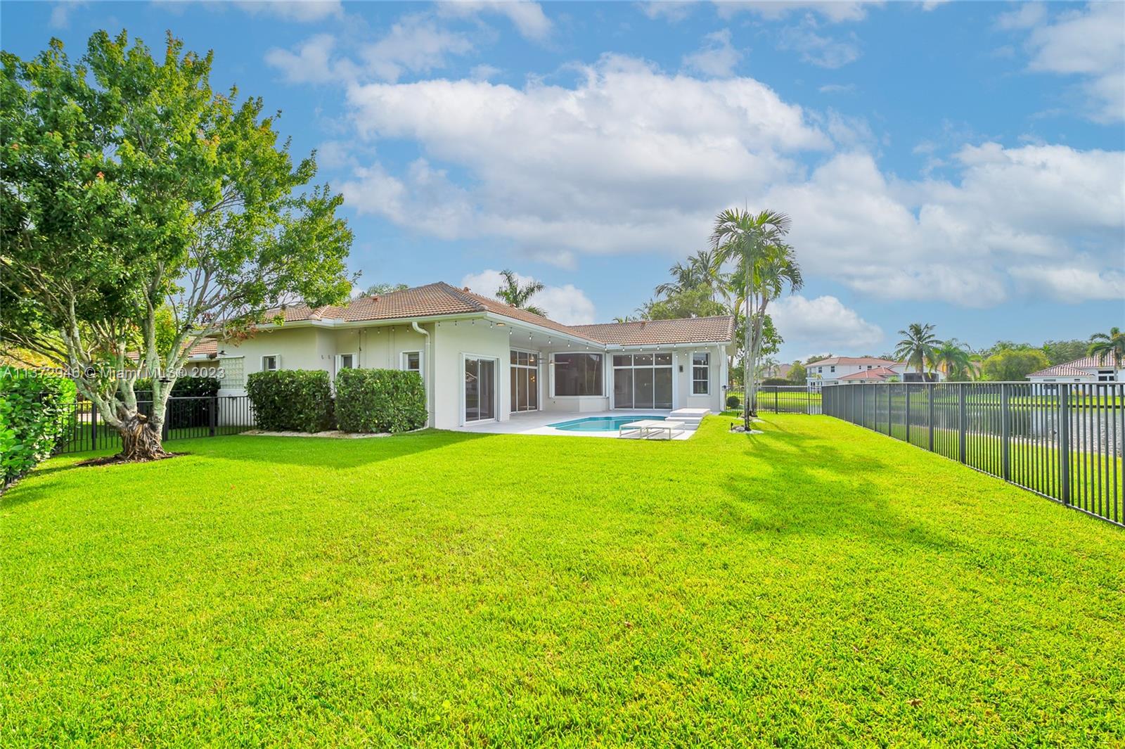 2717 Edgewater Ct