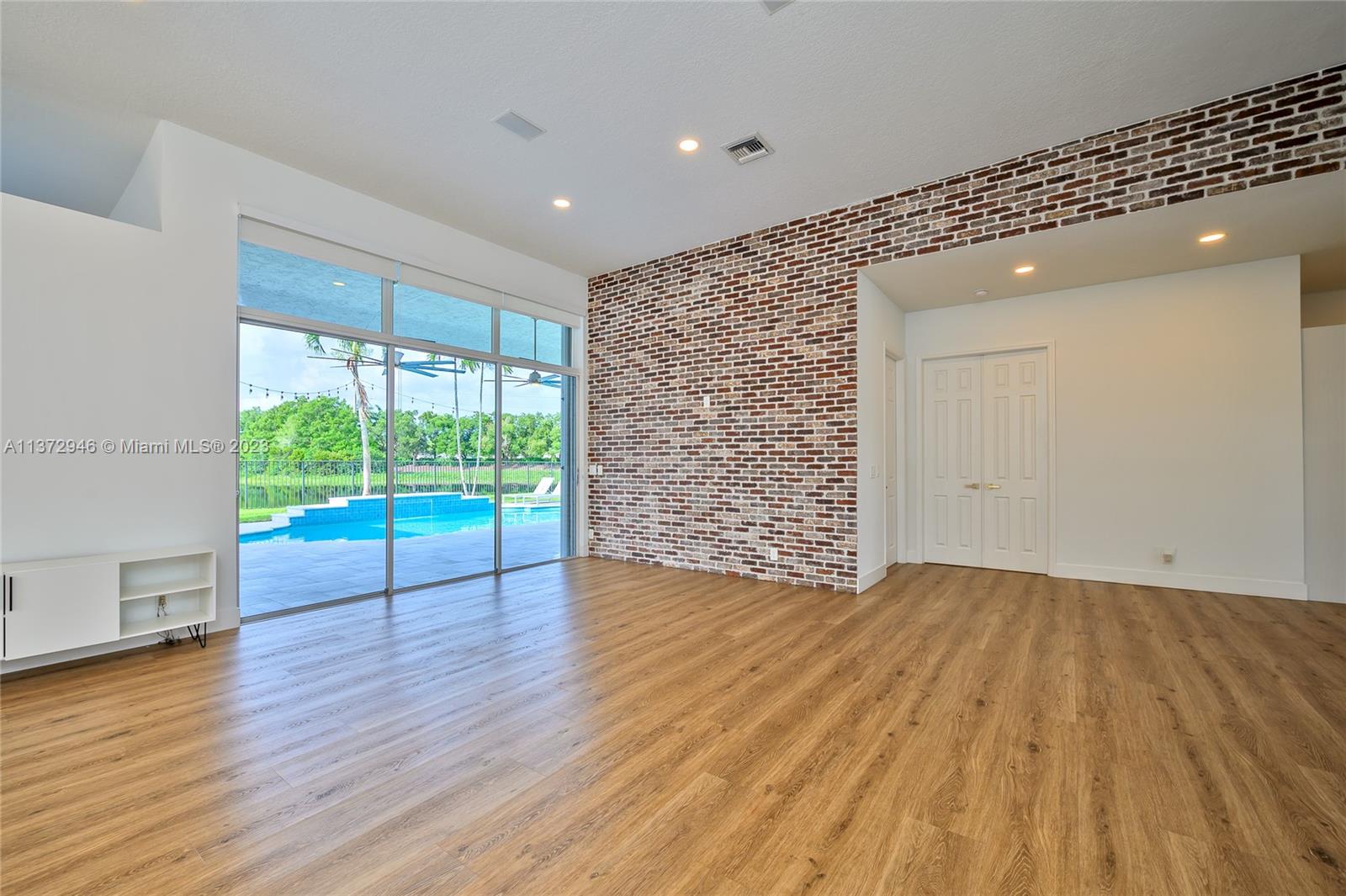 2717 Edgewater Ct