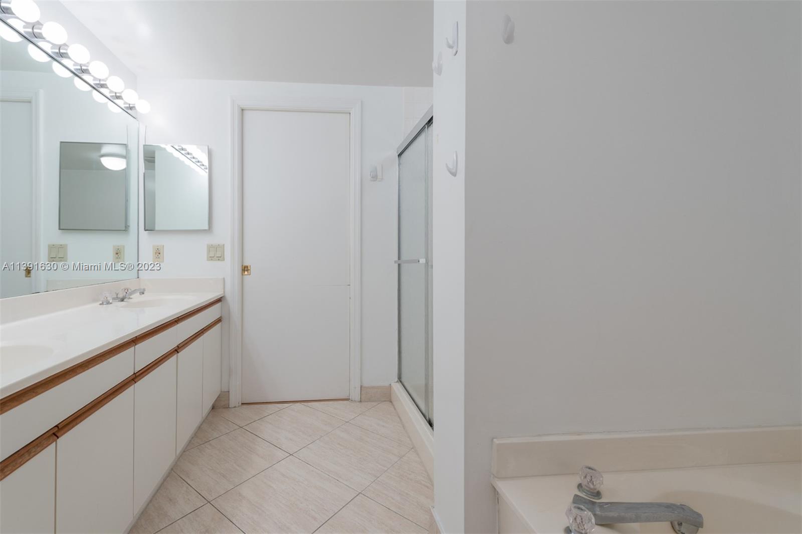 3610 Yacht Club Dr Unit: 511