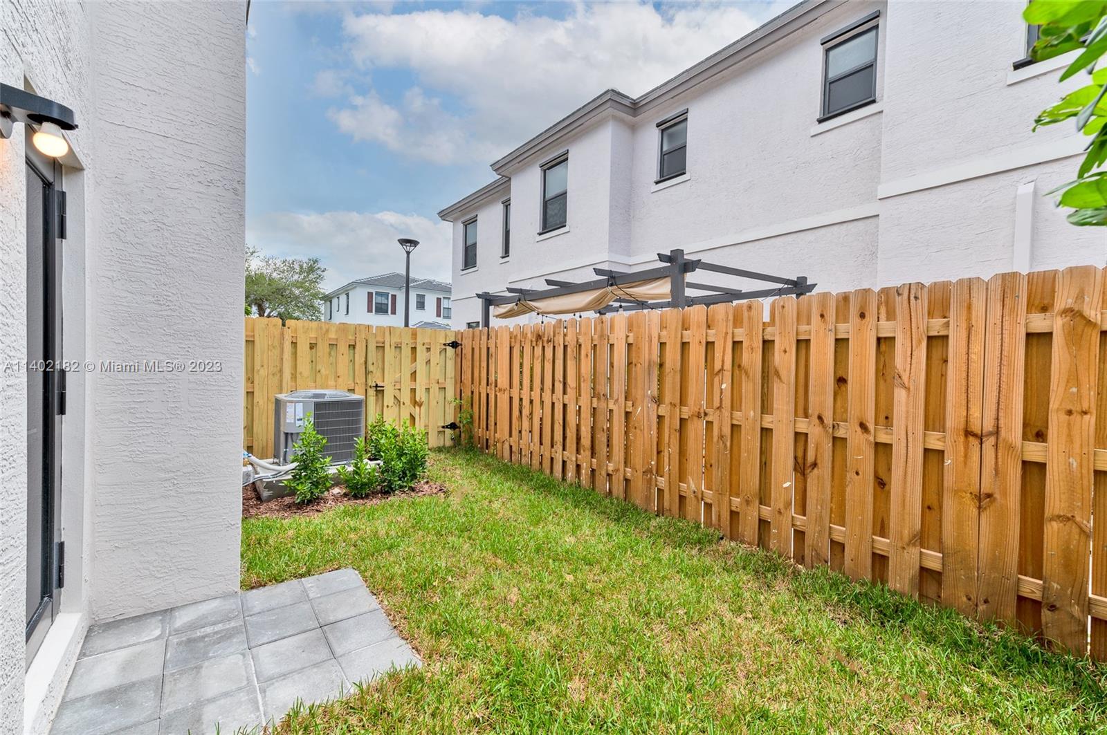 523 SW 19th Ter