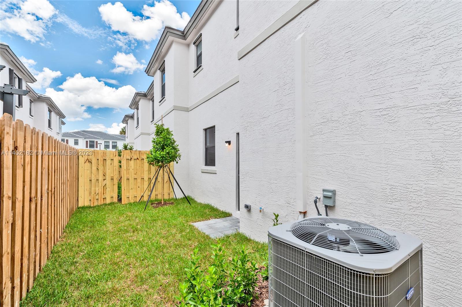 523 SW 19th Ter
