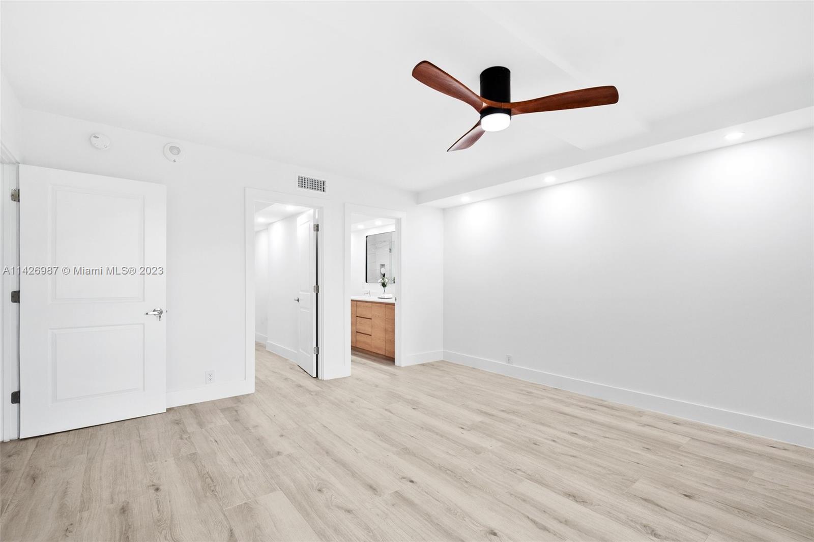 1121 Crandon Blvd Unit: D304