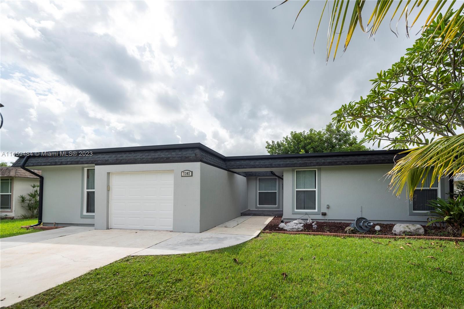 7302 NW 64th Ct
