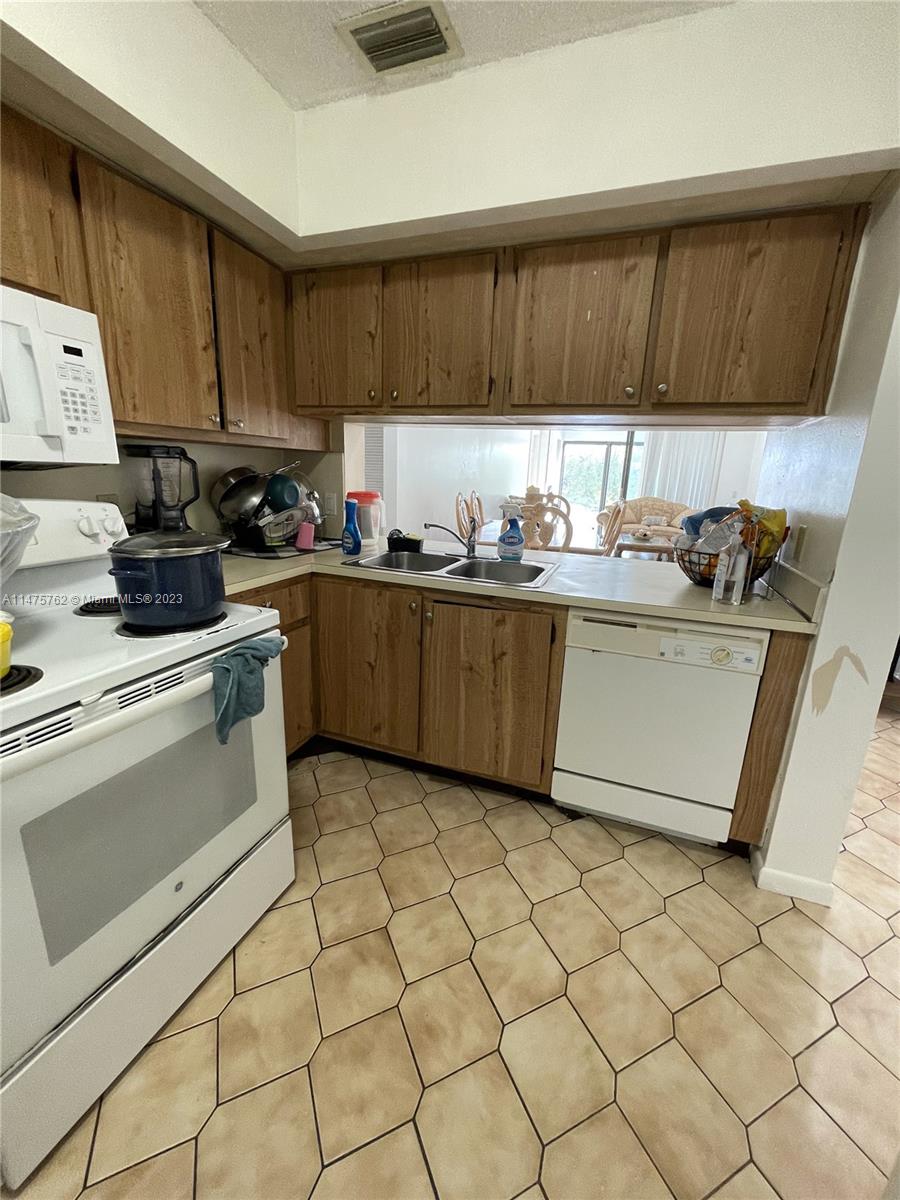 204 Lake Pointe Dr Unit: 203