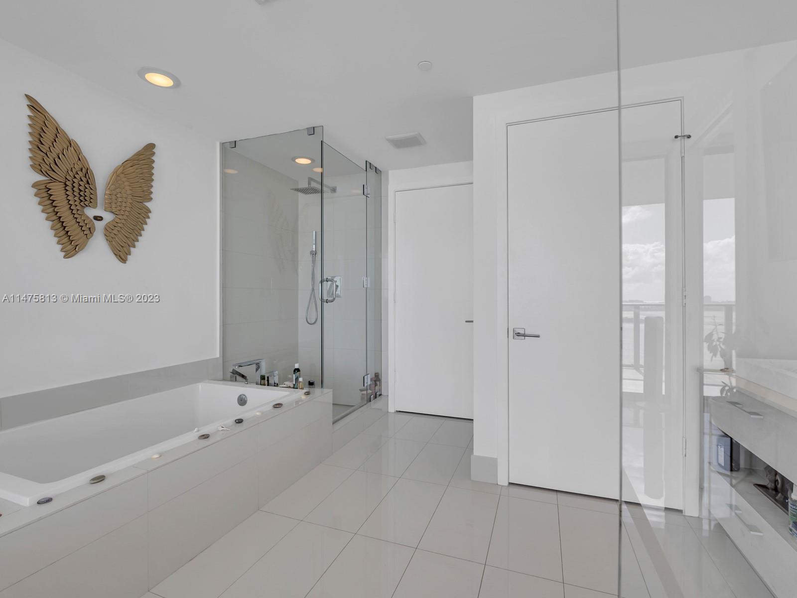 650 NE 32nd St Unit: 2404