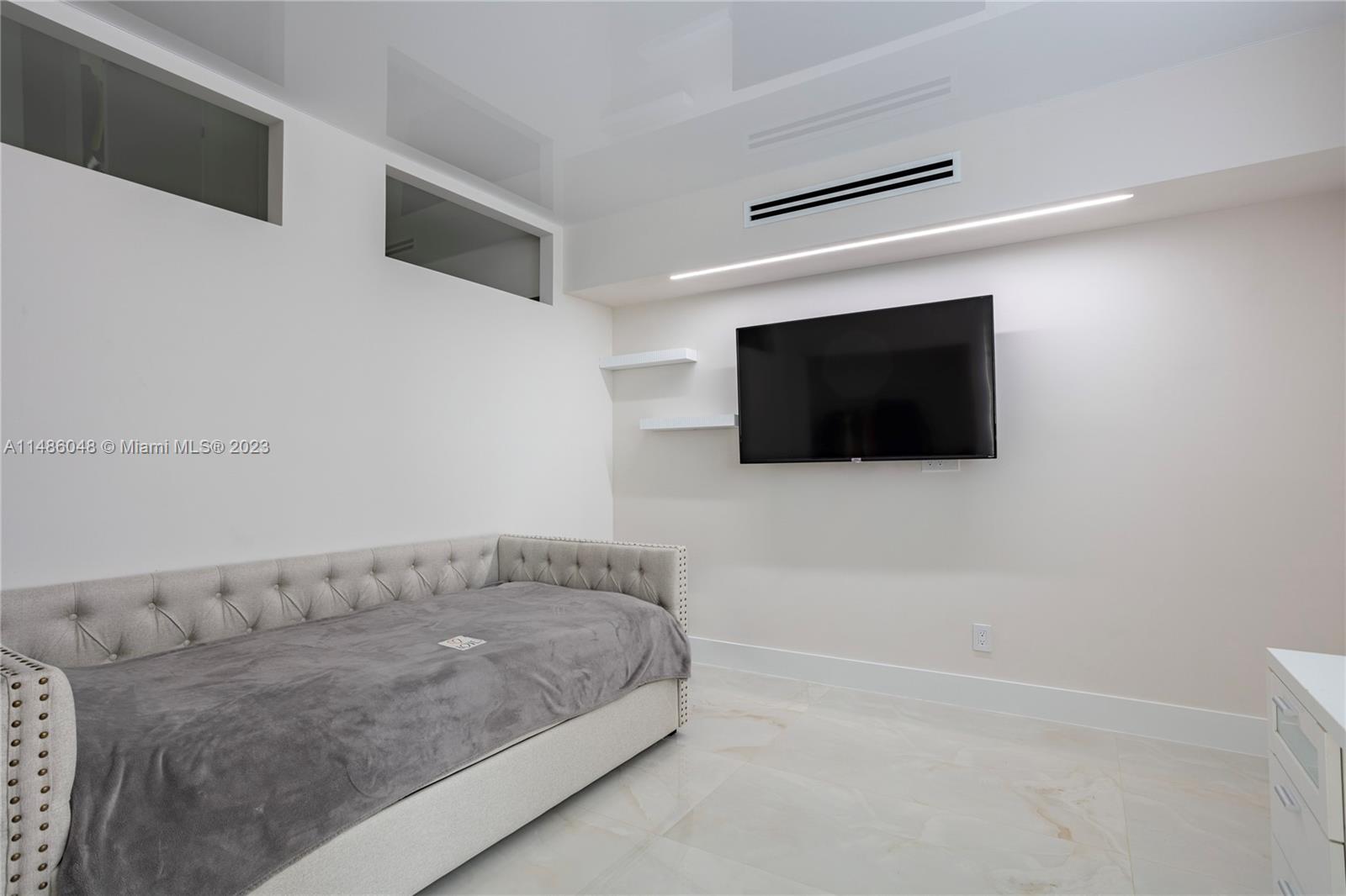 19390 Collins Ave Unit: 621