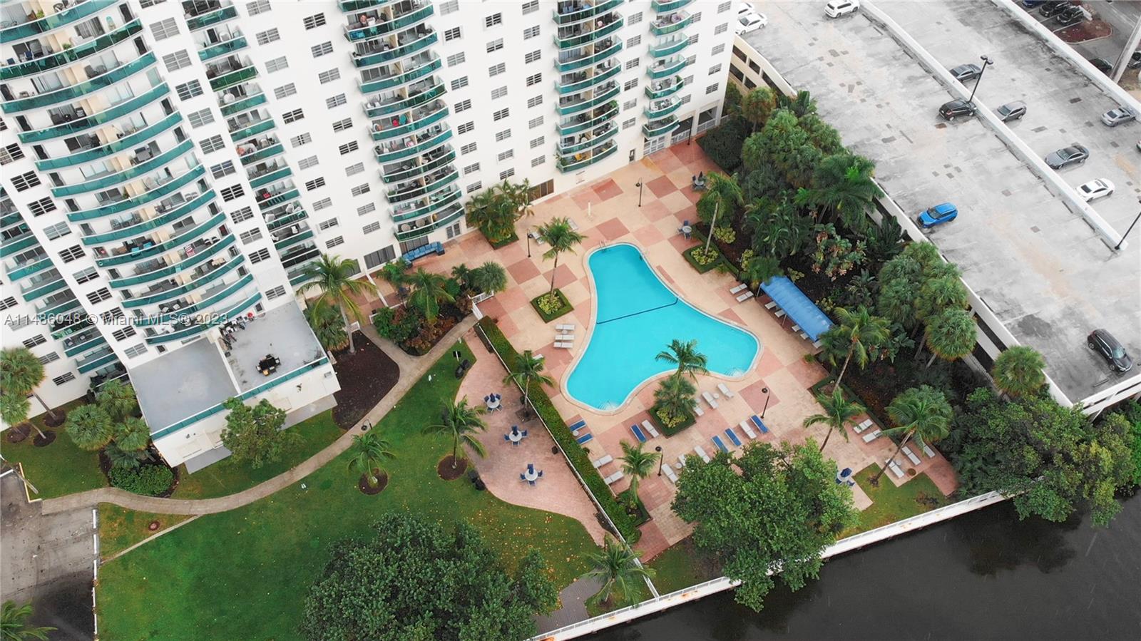 19390 Collins Ave Unit: 621