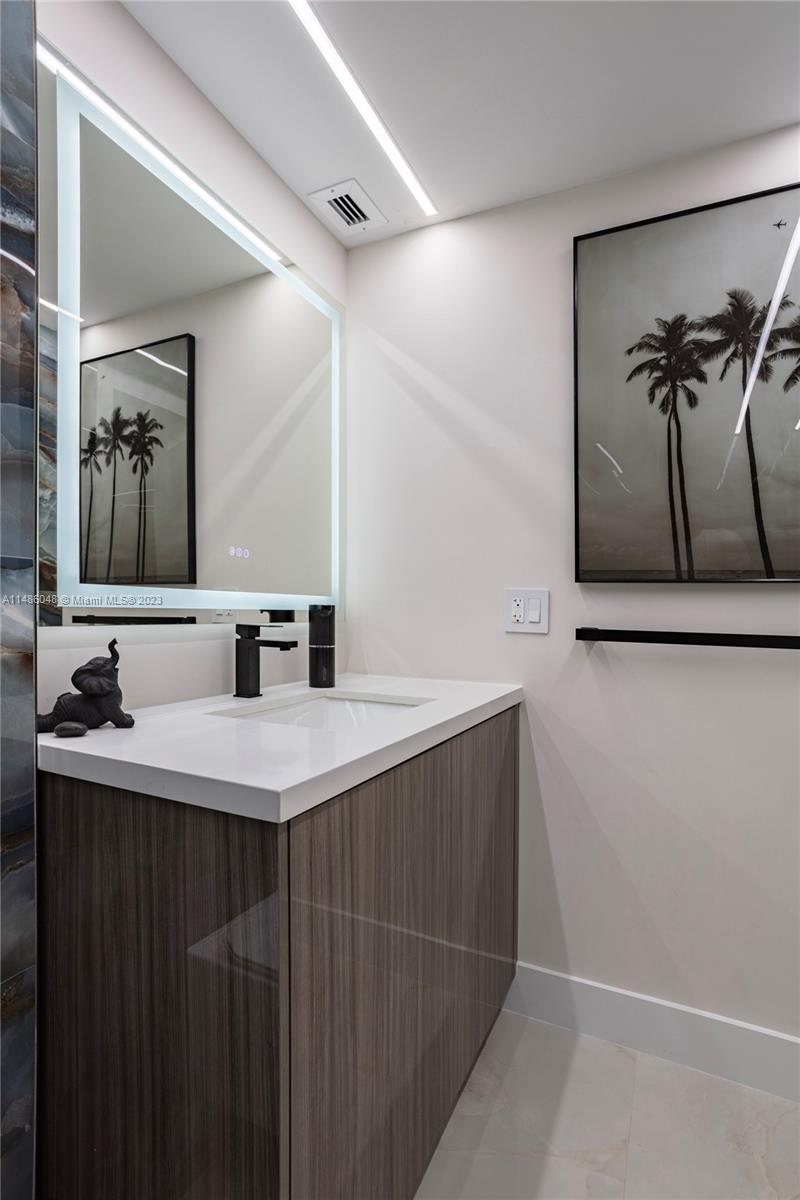 19390 Collins Ave Unit: 621