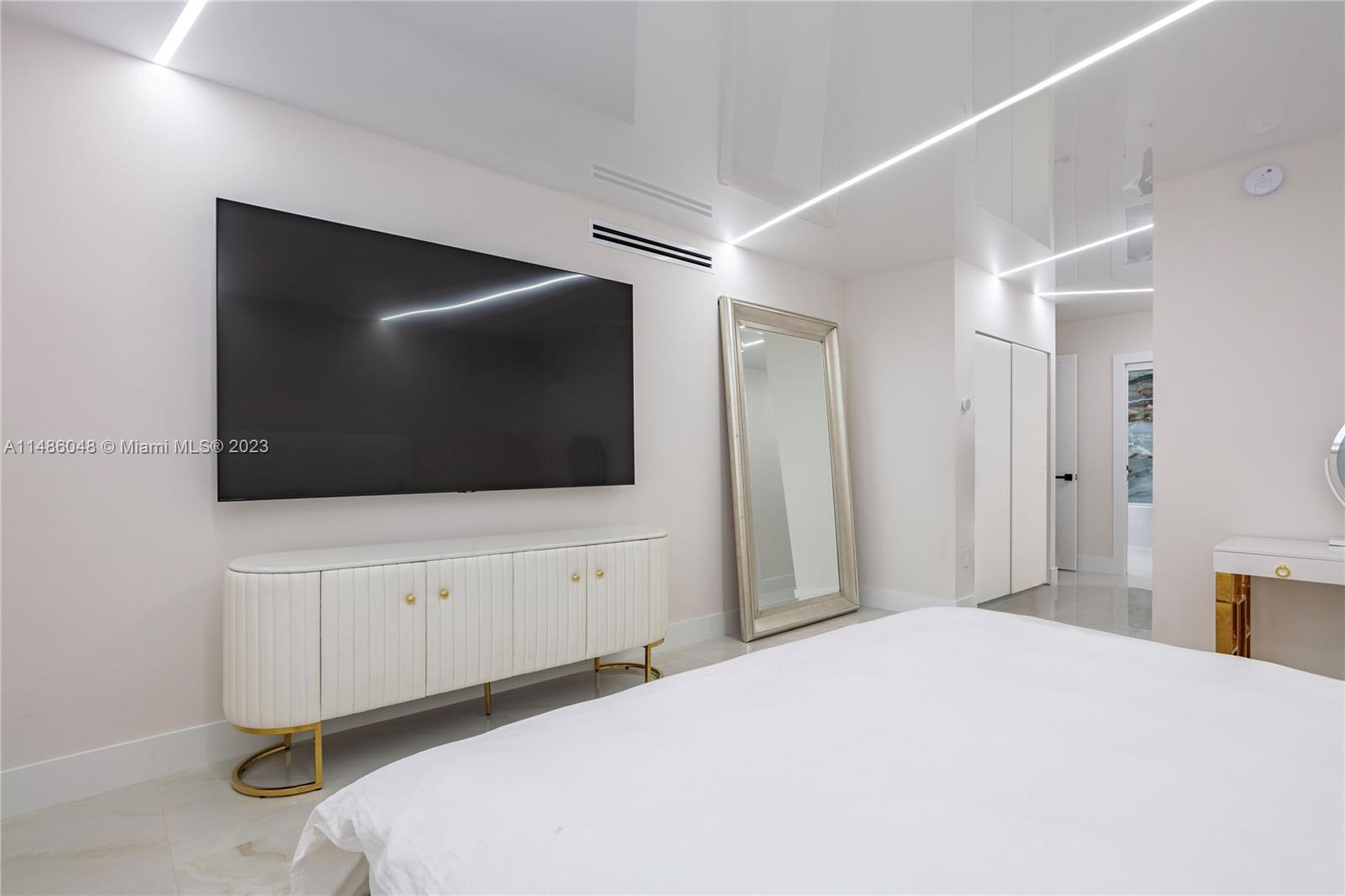 19390 Collins Ave Unit: 621
