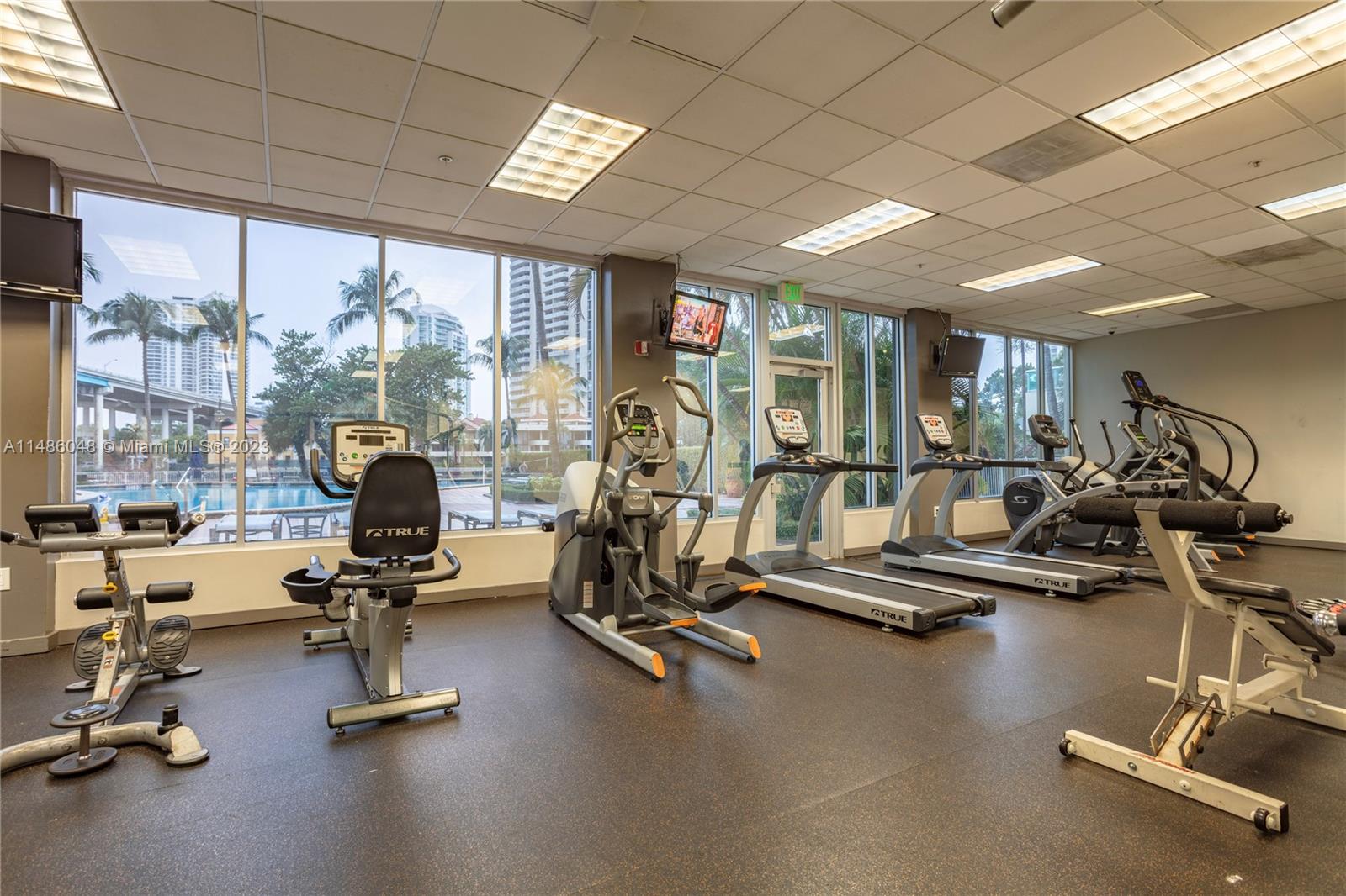 19390 Collins Ave Unit: 621