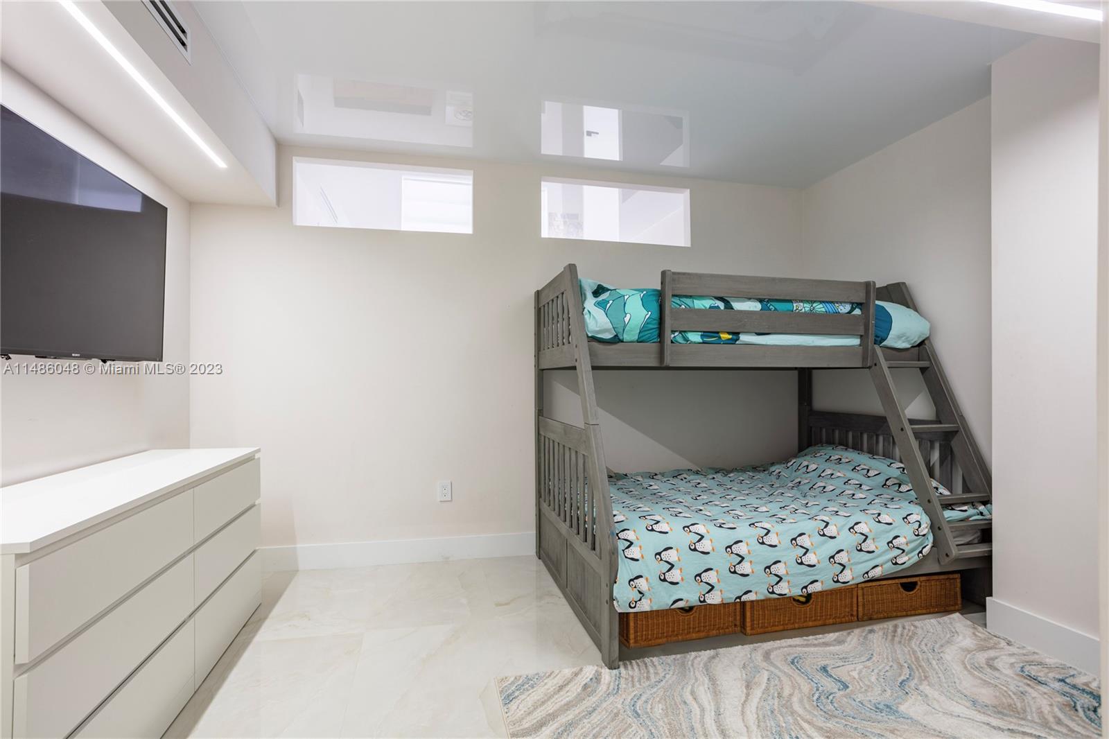 19390 Collins Ave Unit: 621