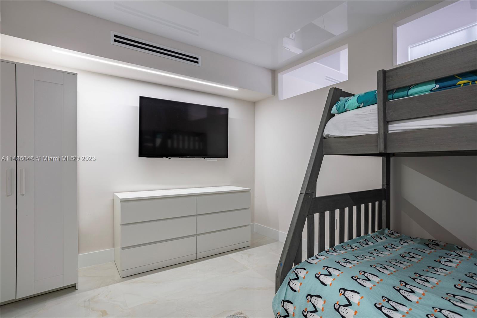 19390 Collins Ave Unit: 621