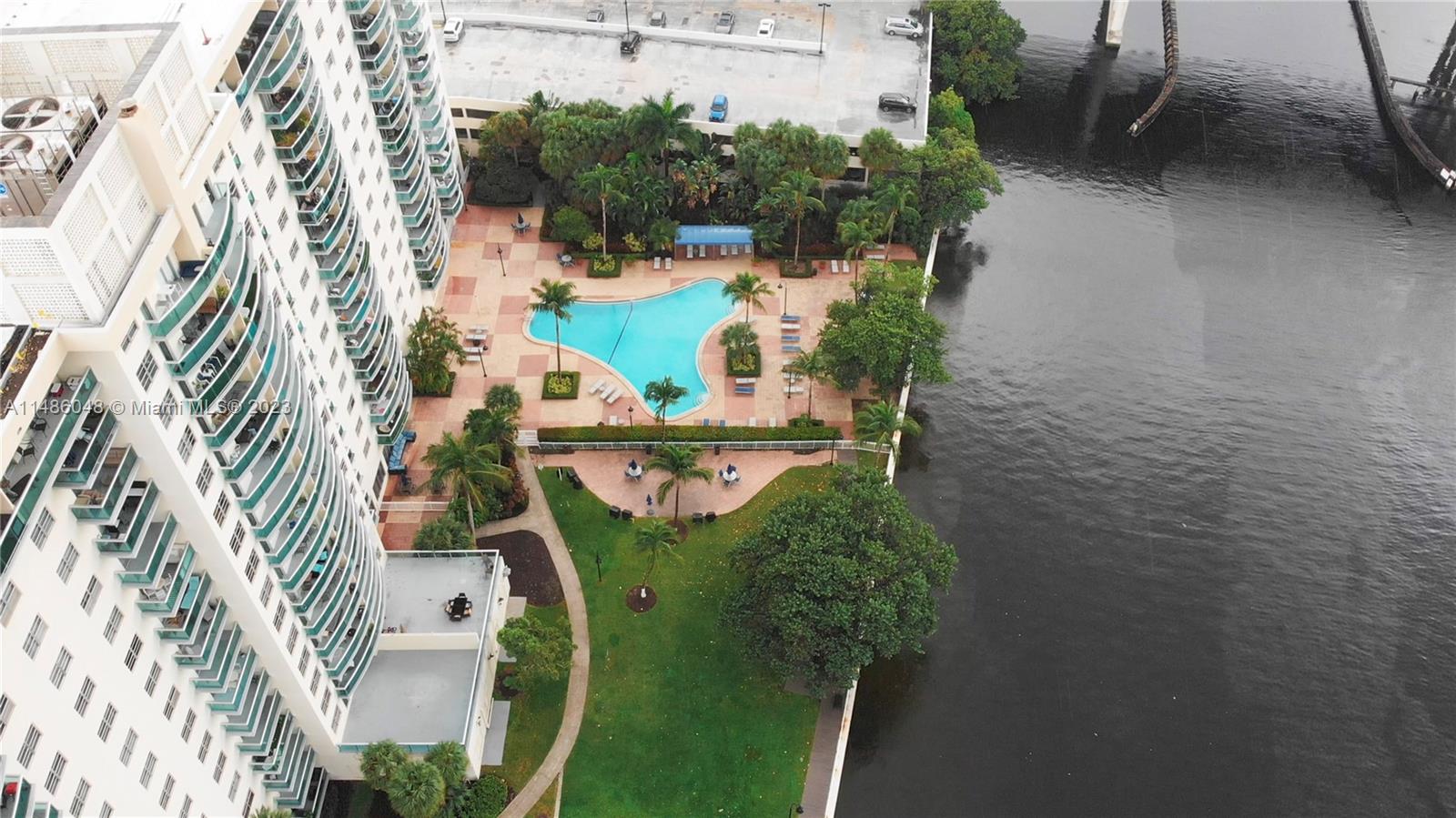 19390 Collins Ave Unit: 621