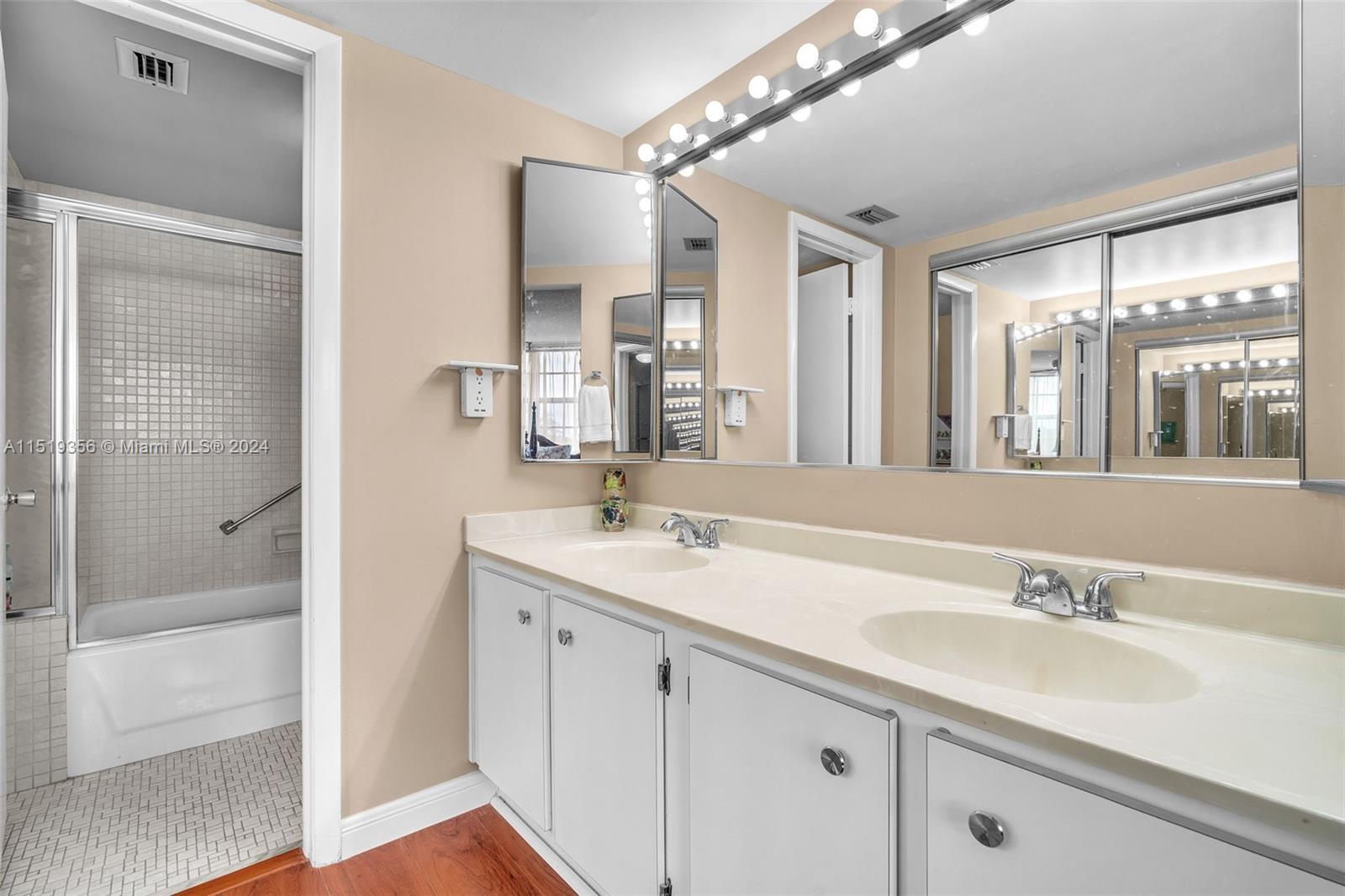 1000 Colony Point Cir Unit: 414