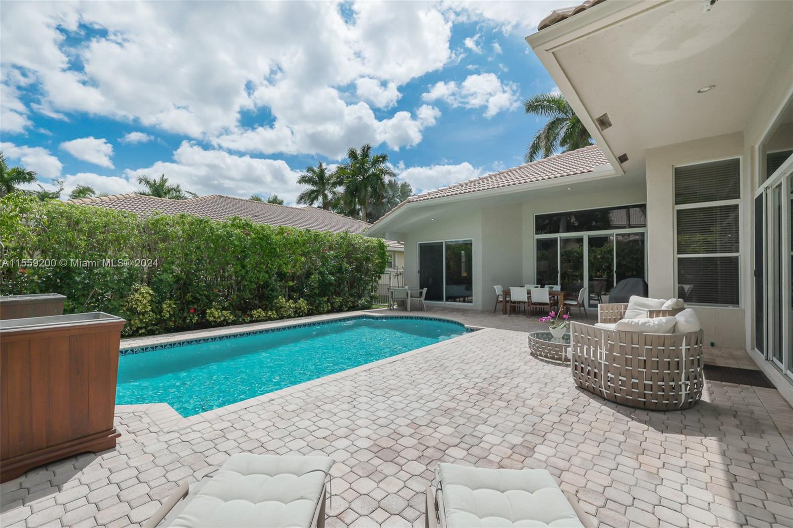 1611 Victoria Pointe Ln