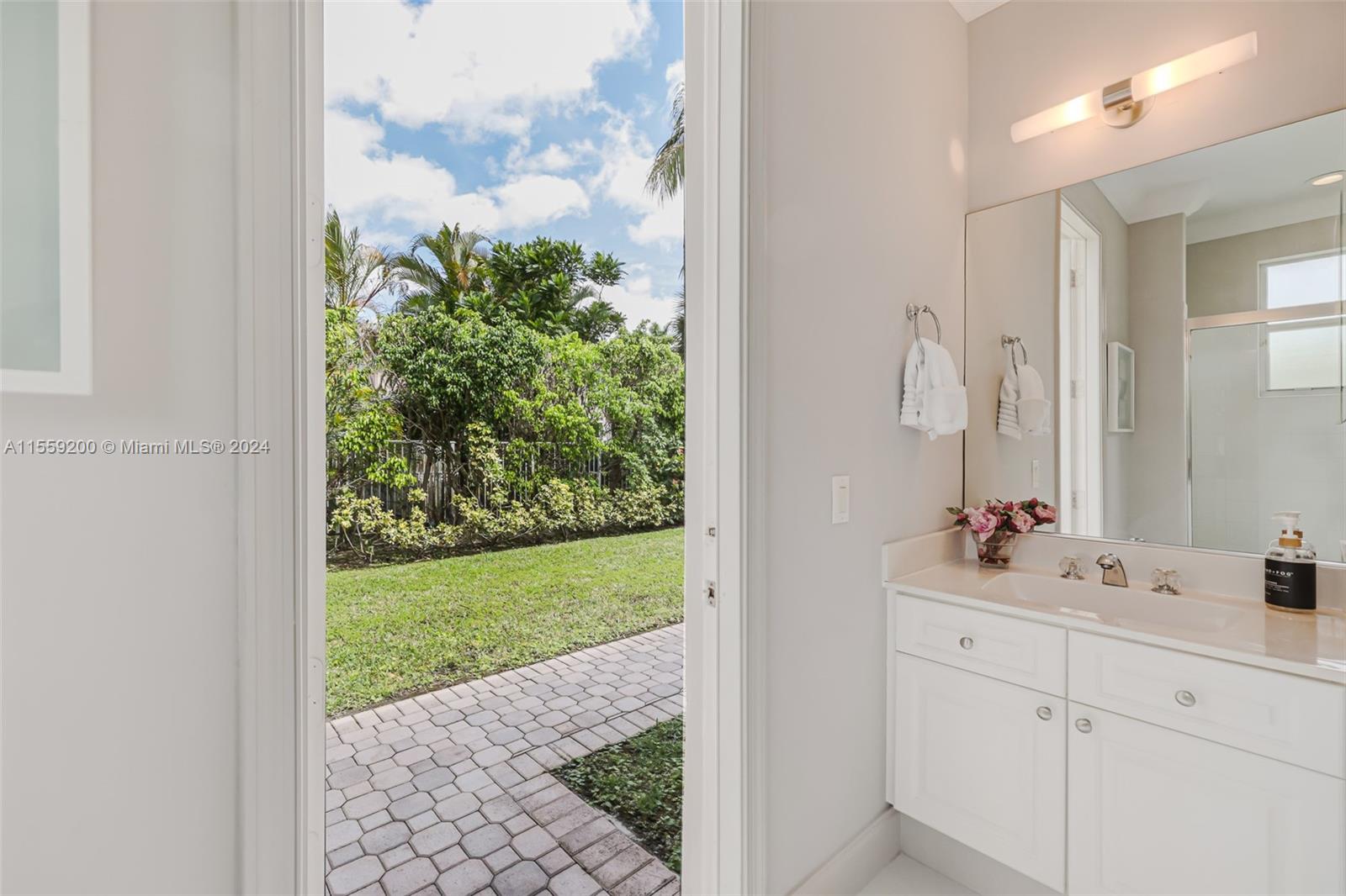 1611 Victoria Pointe Ln