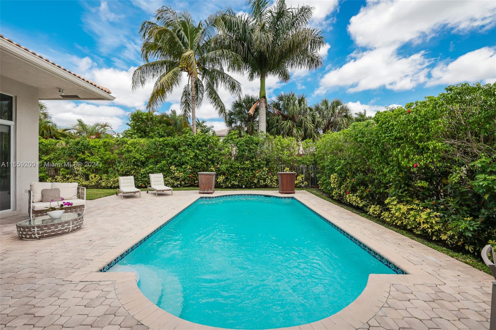 1611 Victoria Pointe Ln