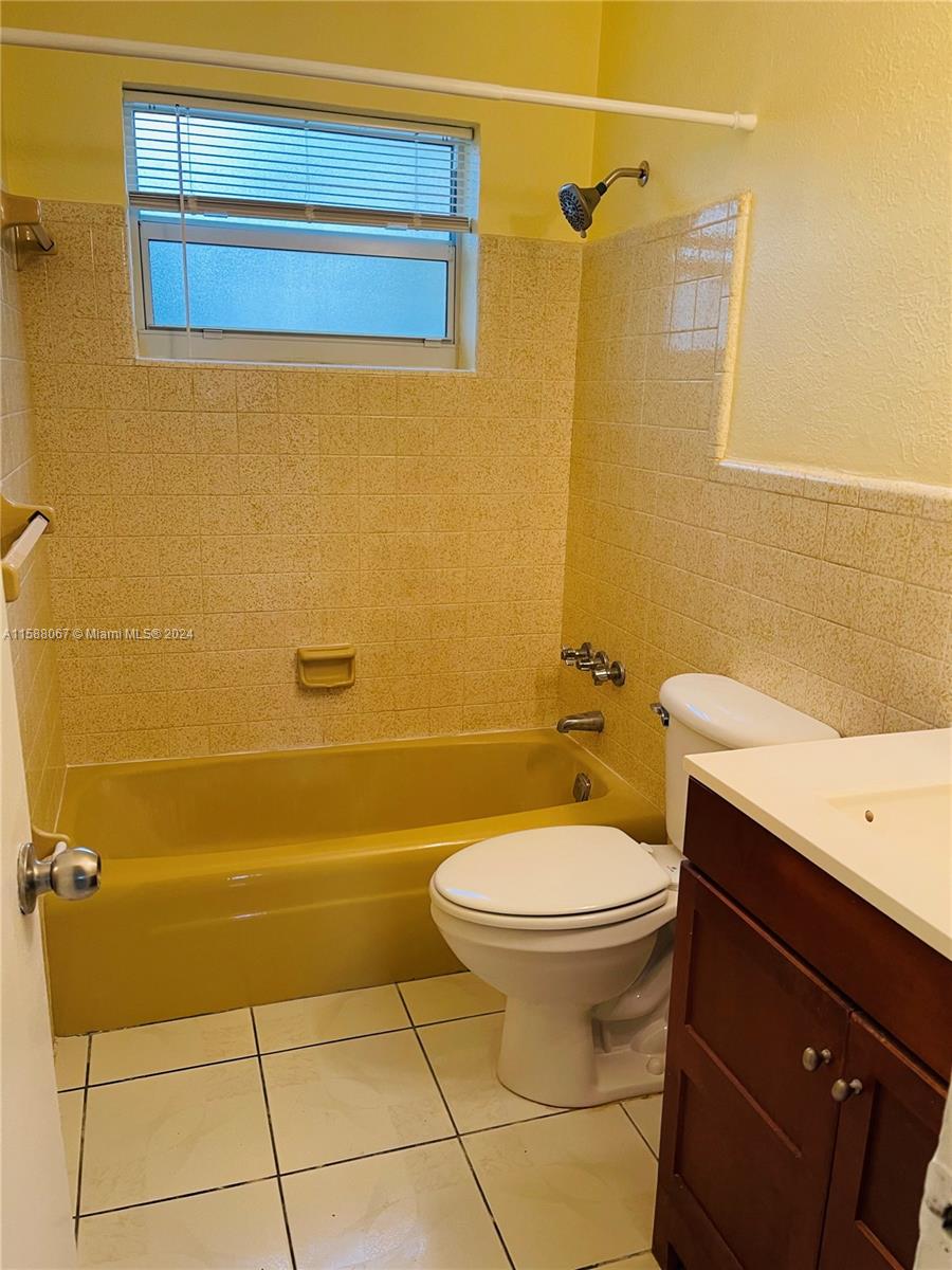 7340 NW 37th St # 4 Unit: 1-4