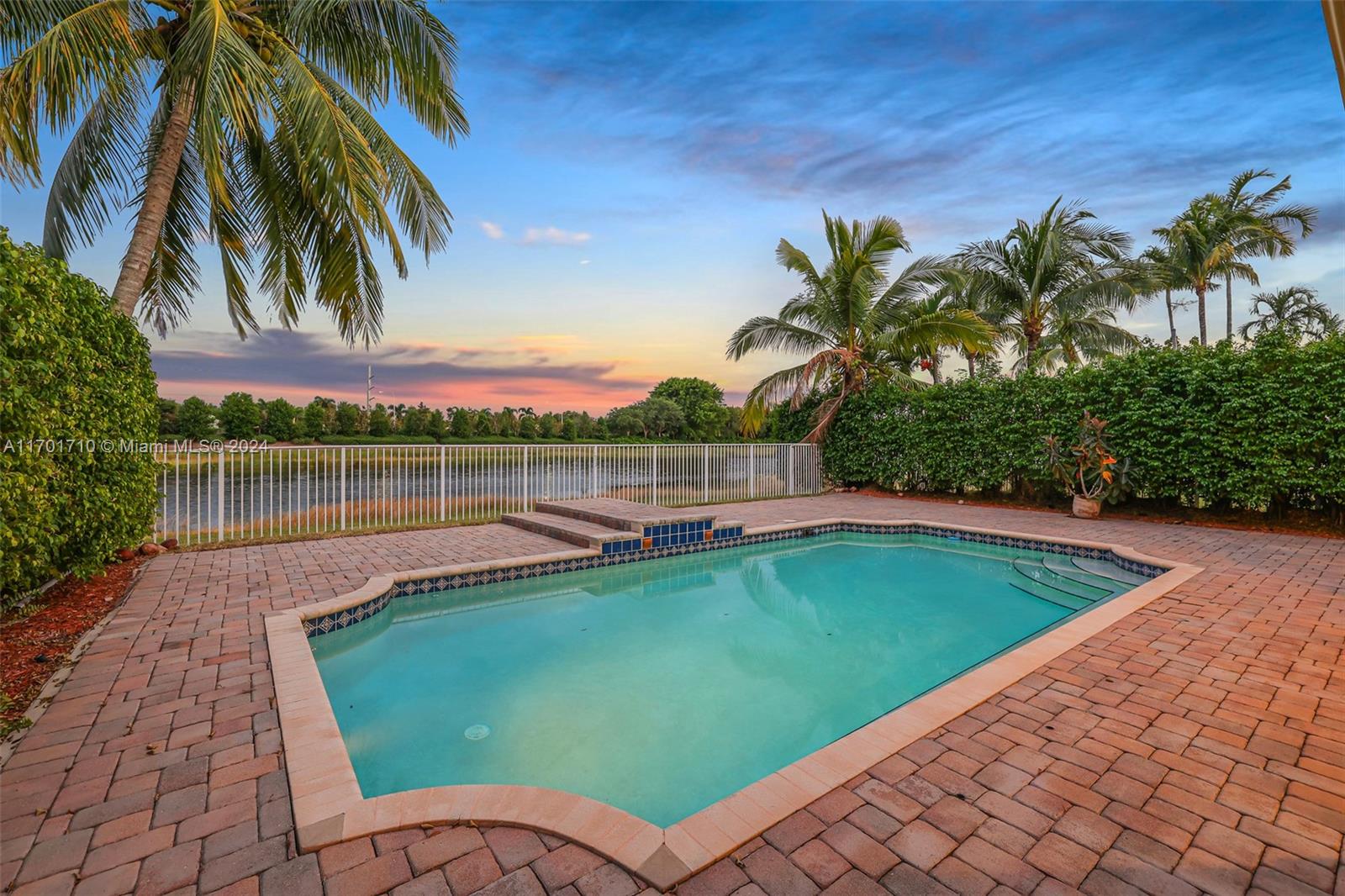701 Nandina Dr
