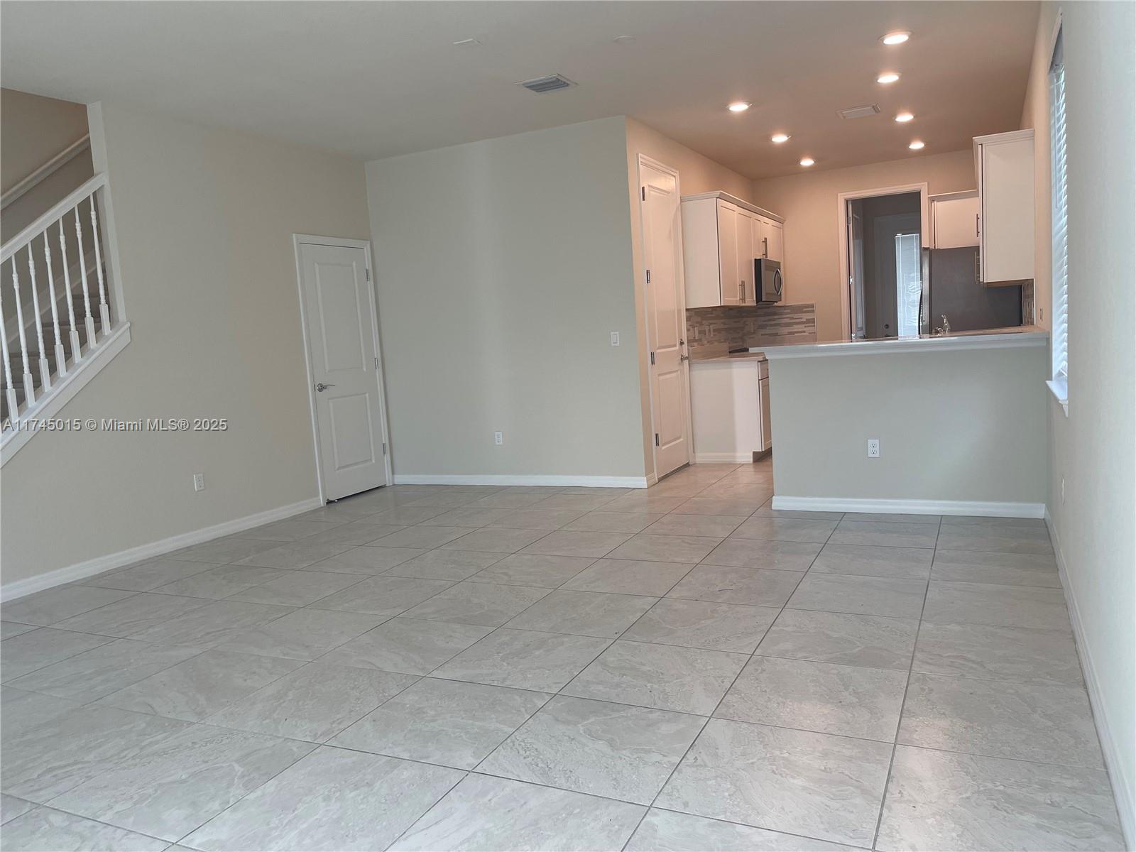 1300 Eucalyptus Dr # 1