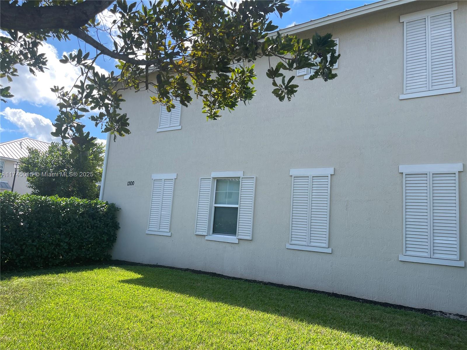 1300 Eucalyptus Dr # 1