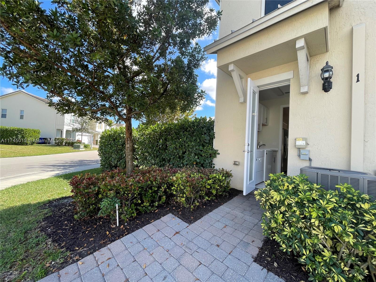 1300 Eucalyptus Dr # 1