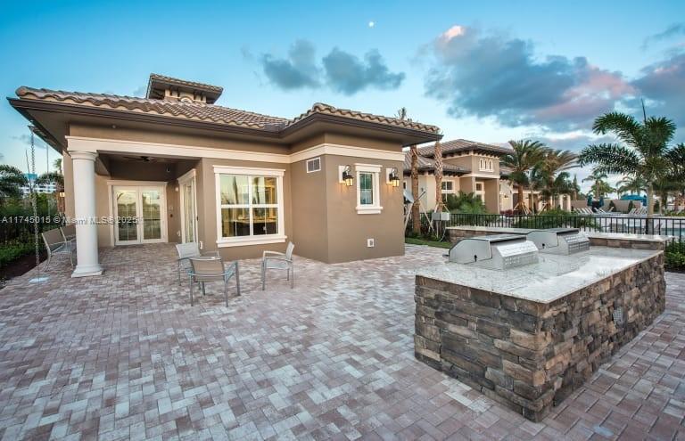 1300 Eucalyptus Dr # 1