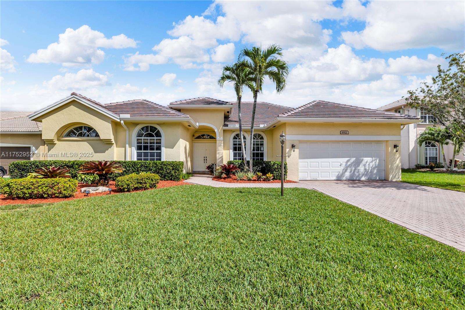 6922 E Mariposa Cir E