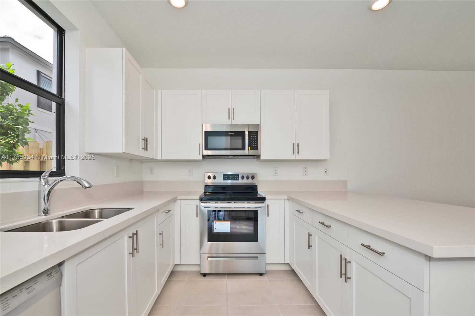 523 SW 19th Ter