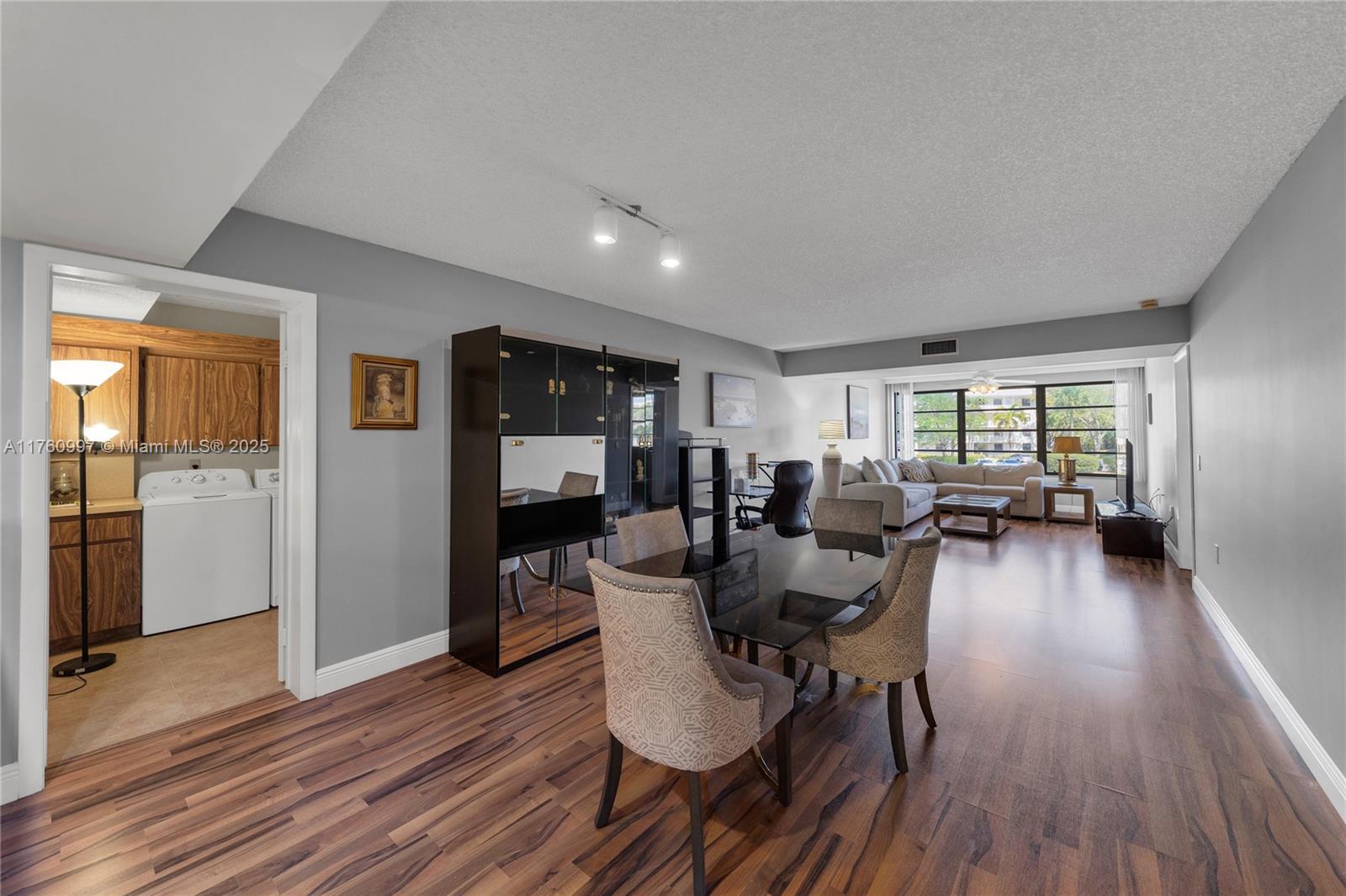 6025 Balboa Cir # 204