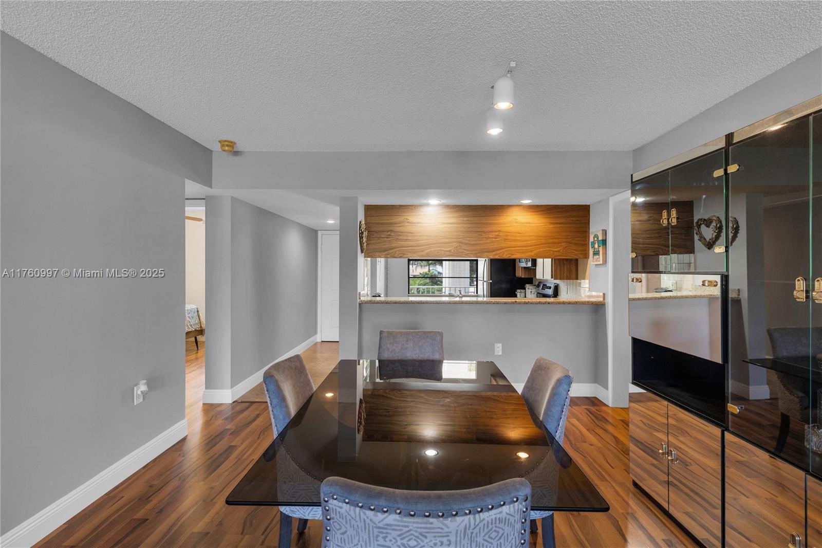 6025 Balboa Cir # 204