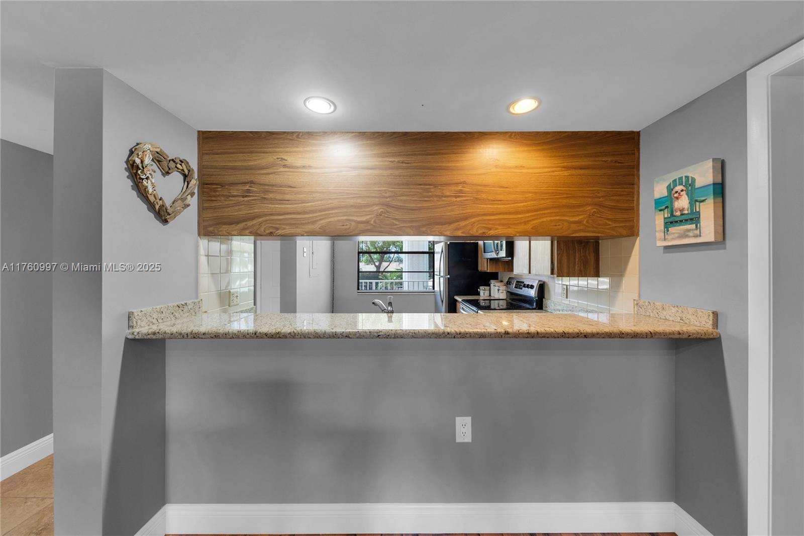 6025 Balboa Cir # 204