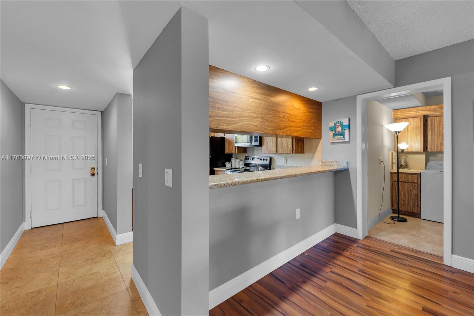 6025 Balboa Cir # 204