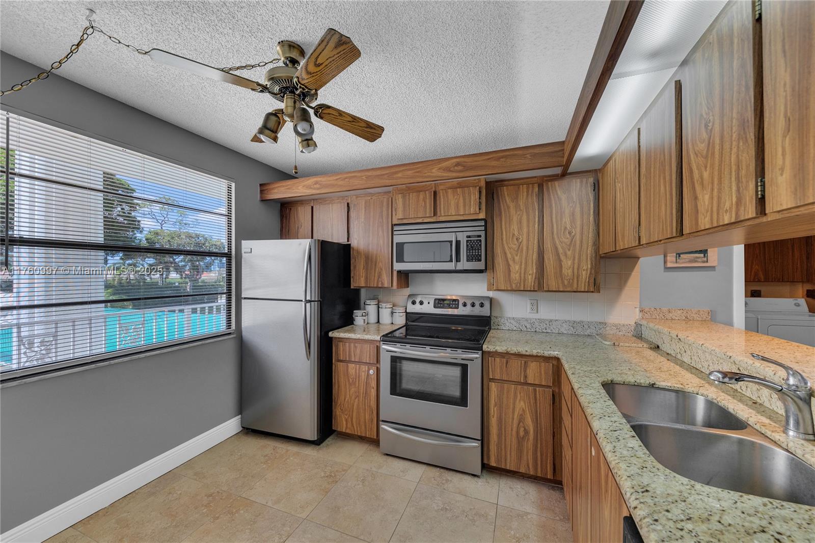 6025 Balboa Cir # 204