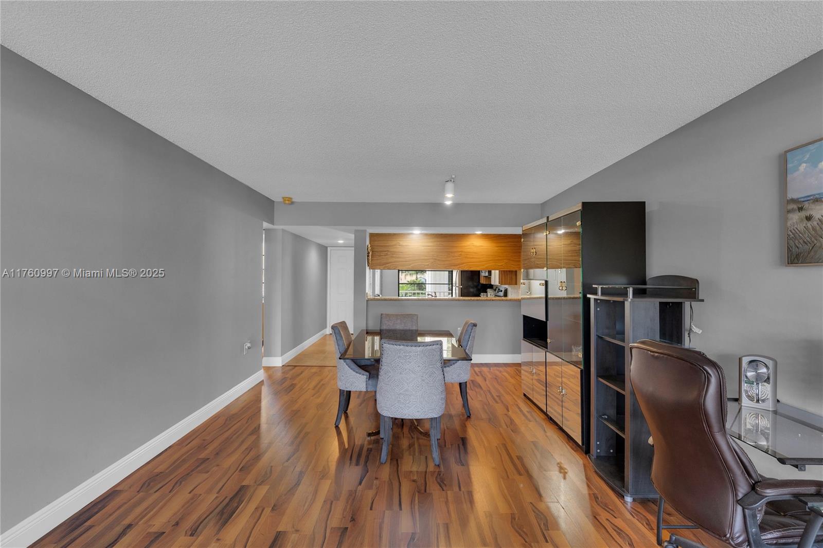 6025 Balboa Cir # 204