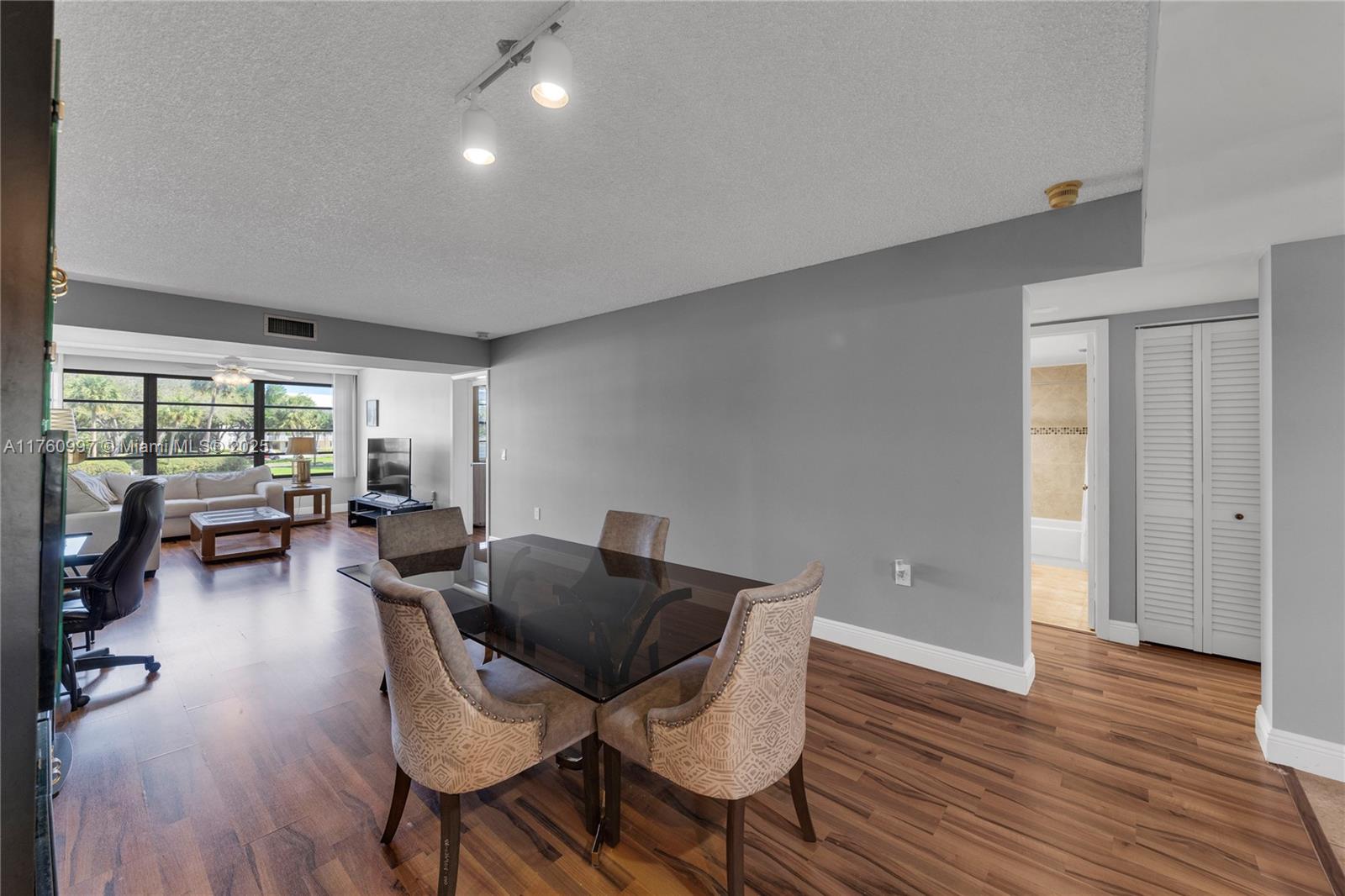 6025 Balboa Cir # 204