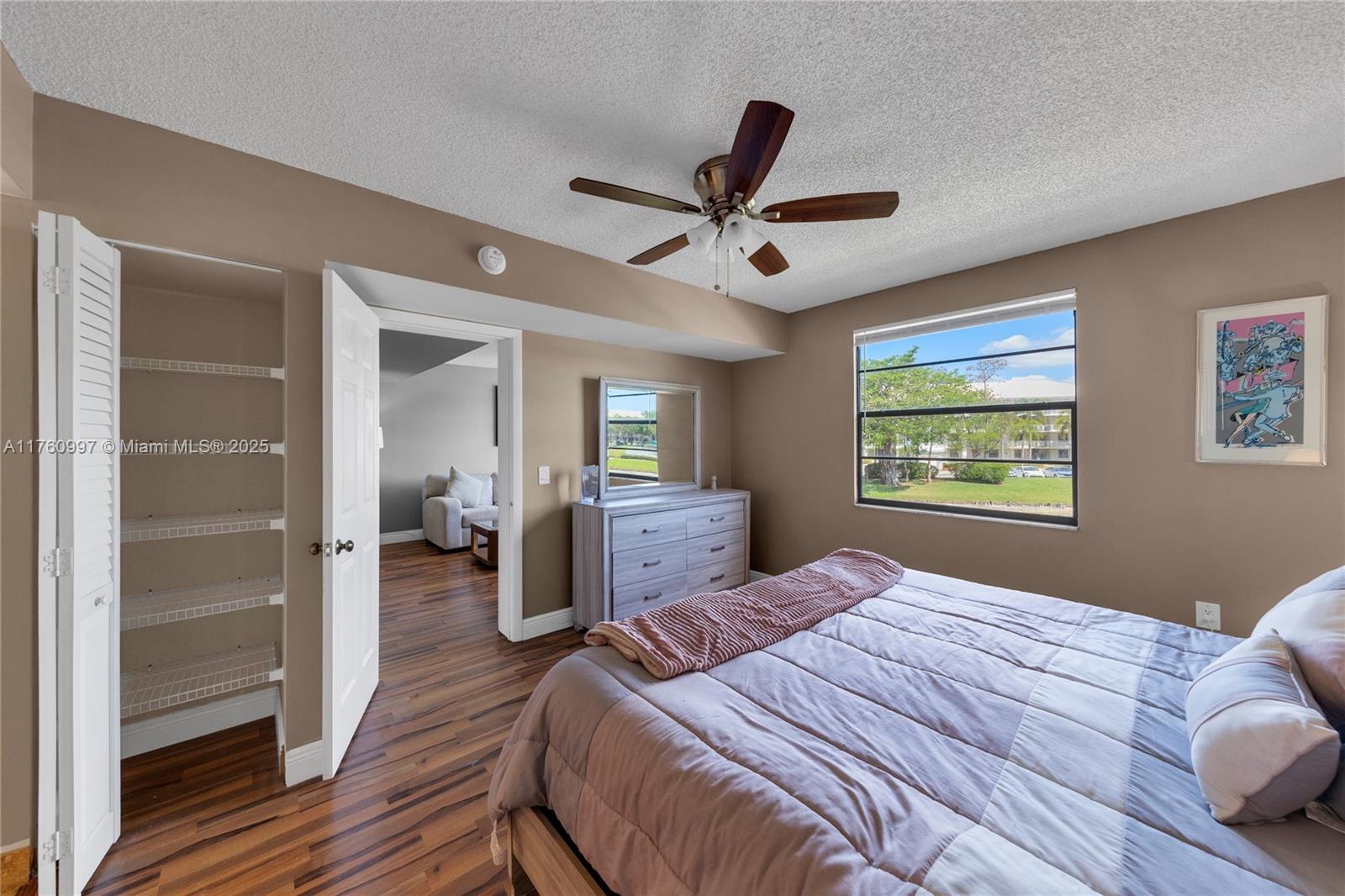 6025 Balboa Cir # 204