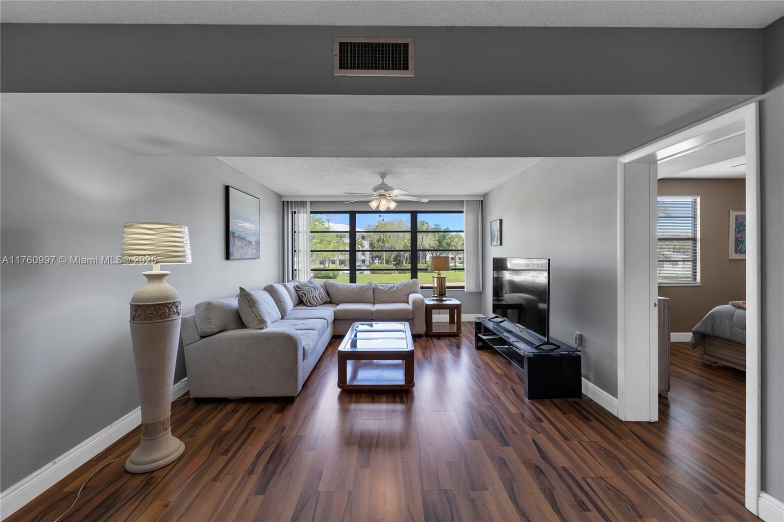 6025 Balboa Cir # 204
