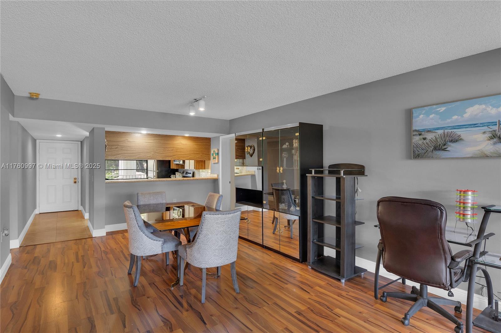 6025 Balboa Cir # 204