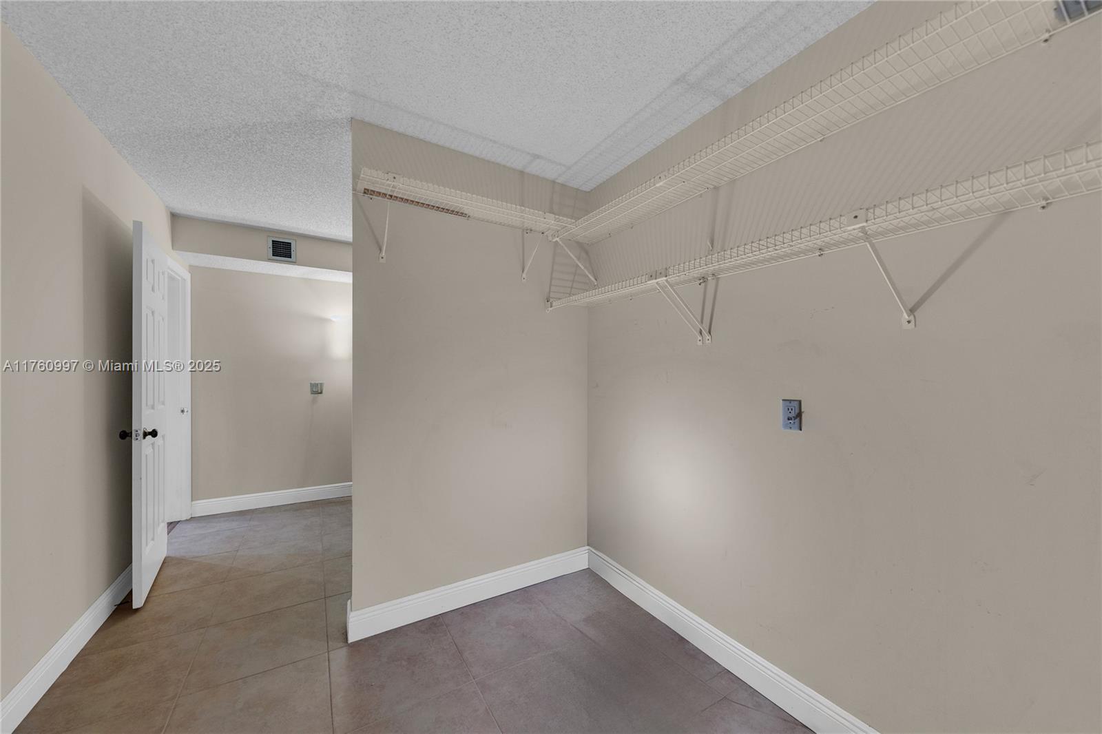 6025 Balboa Cir # 204