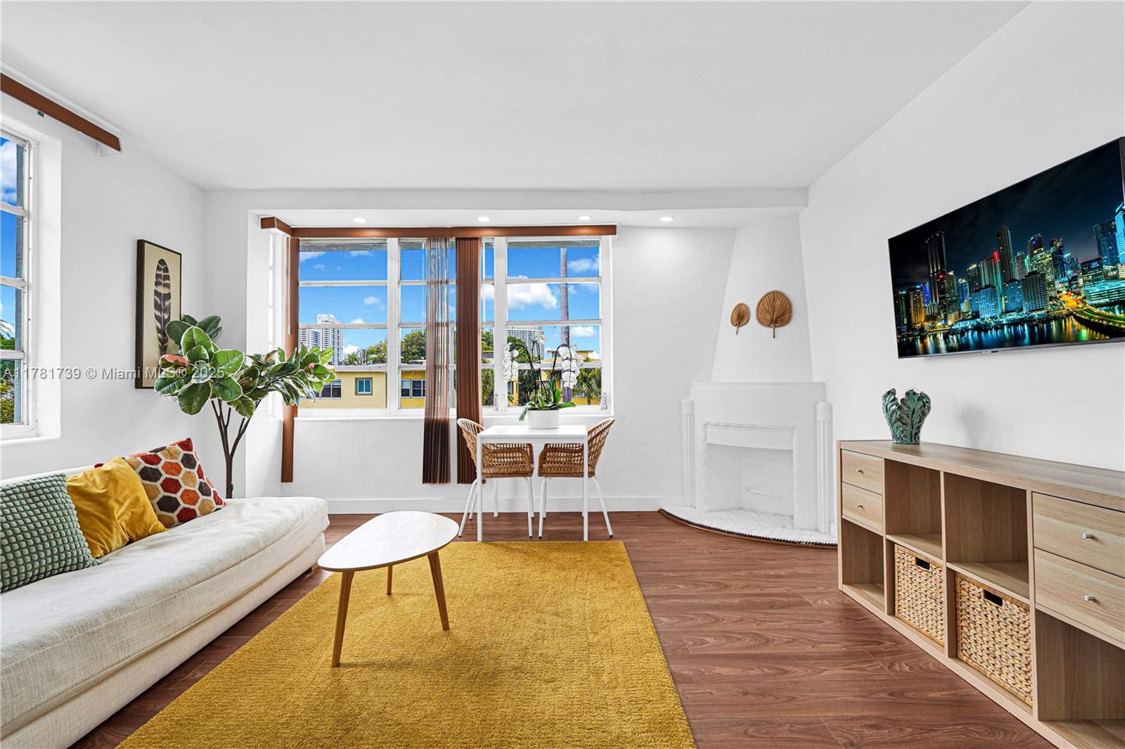 1525 Meridian Ave # 201