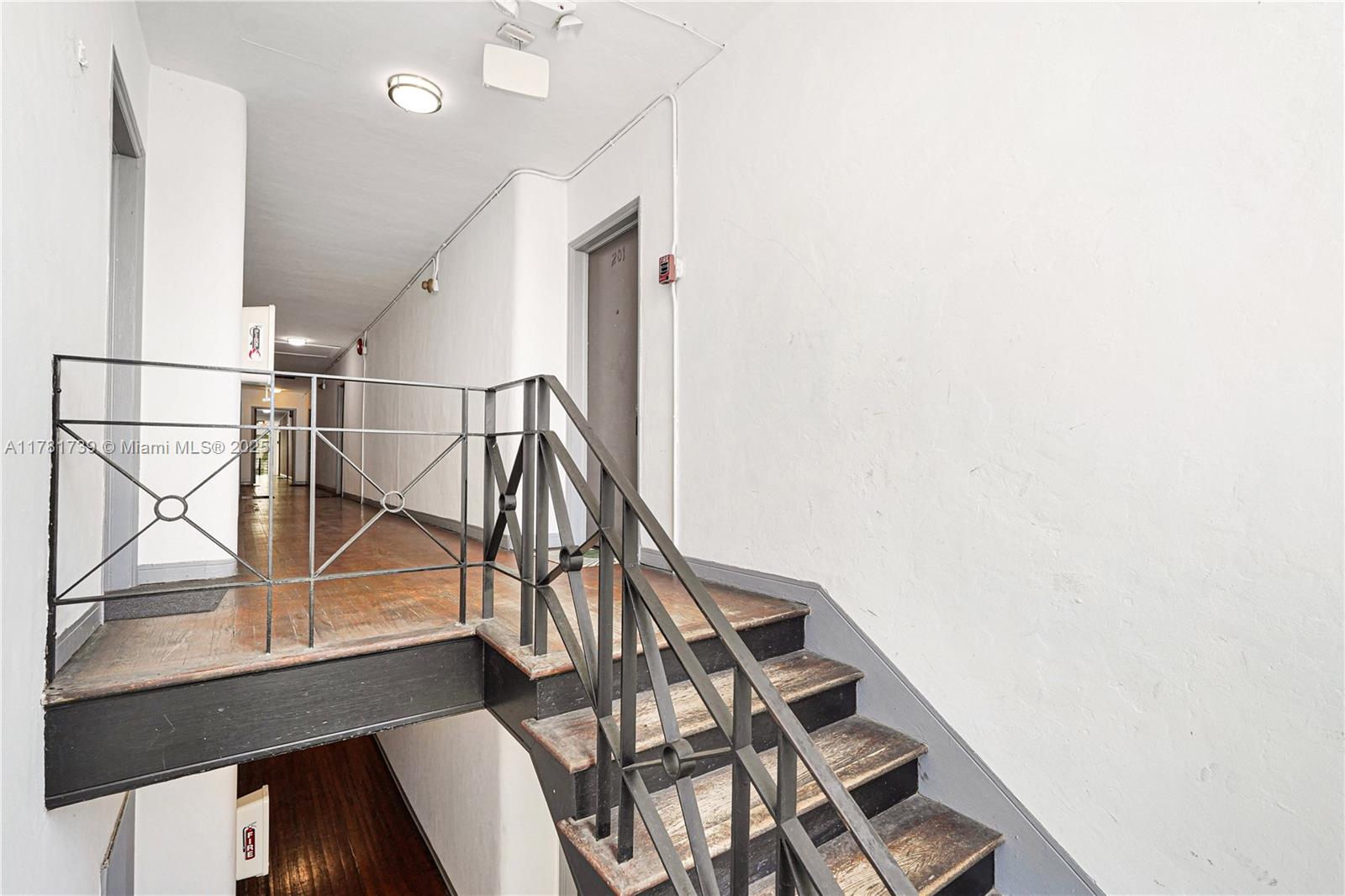1525 Meridian Ave # 201